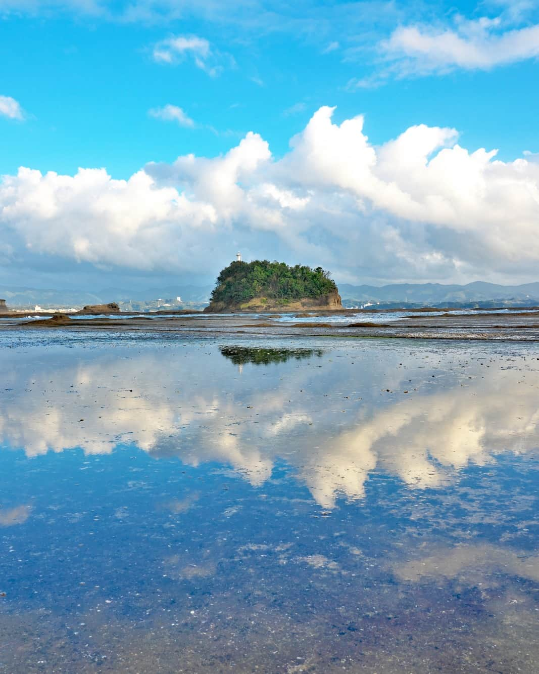 日本の国立公園のインスタグラム：「A sight to see in Wakayama 🤩  Cape Tenjinzaki, part of Yoshino-Kumano National Park, is a carefully preserved scenic area where the mountains on shore and flat reefs along the coast are connected as a single ecosystem rich with nature. The rocky shore is a popular spot for taking photos like those possible at Salar de Uyuni in southwestern Bolivia. ✨   This mountainous coastal area was once threatened by plans for villa development, resulting in local volunteers buying up the land with donations to protect the natural environment. In fact, Cape Tenjinzaki is considered to be a forerunner of the National Trust movement in Japan. 🏆   ⚠️The best time to capture a photo is during low tide when the water is calm and the tide level is 140 to 150 centimeters. The Tanabe Tourism Association's Tenjinzaki Osusume Calendar (Japanese only) shows the dates and times when conditions are most likely to be favorable. Be sure to check online before you go.   Dreaming of snapping a neat pic at Cape Tenjinzaki? Let us know with a ⭐️ in the comments.  📸 Incredible reflections 📸 A connected ecosystem 📸 Healthy ocean life  📸 Sunset scenery  #Japan #Travel #Tourism #ExploreJapan #DiscoverJapan #VisitJapan #YoshinoKumanoNationalPark #Wakayama #Tenjinzaki #CapeTenjinzaki #Tanabe #NationalPark #PhotoSpot #JapanNationalTrust  #日本 #国立公園」