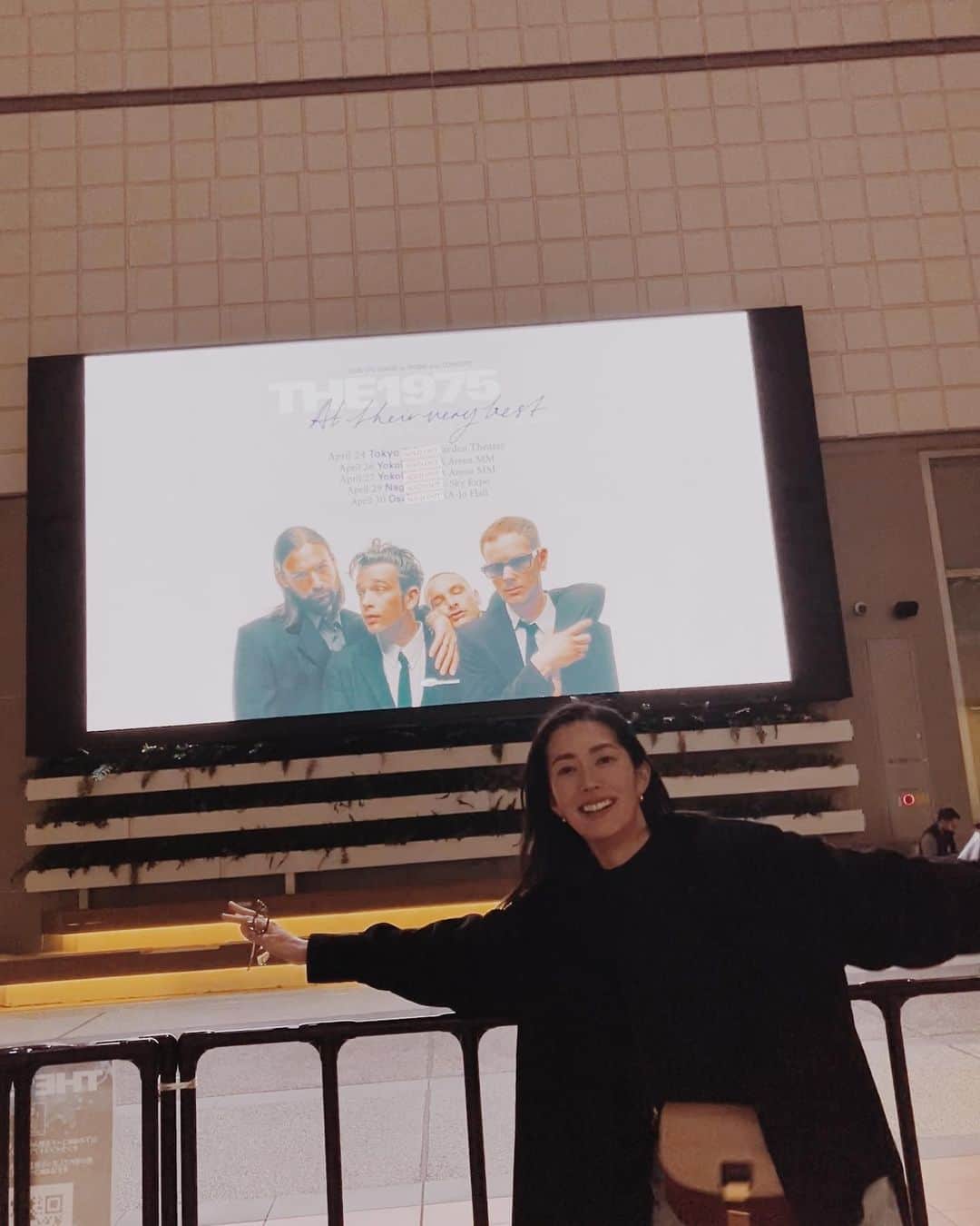 のインスタグラム：「念願のTHE 1975のライブ。 イギリスからはるばる、本当にありがとう。 素晴らしいのひとことでした。 Matthewの声は本当によく出ていて、メンバーの演奏も素晴らしくて、盛り上げ方も上手で、映像もめちゃくちゃカッコよくて、お客さんも最高で、こんなの絶対また行く！ ベッカムのサッカーが泥臭いと言われるように、彼らの音楽もオシャレなようで本当に泥臭く真摯に音楽していた。 素晴らしい夜でした🌙  #the1975」