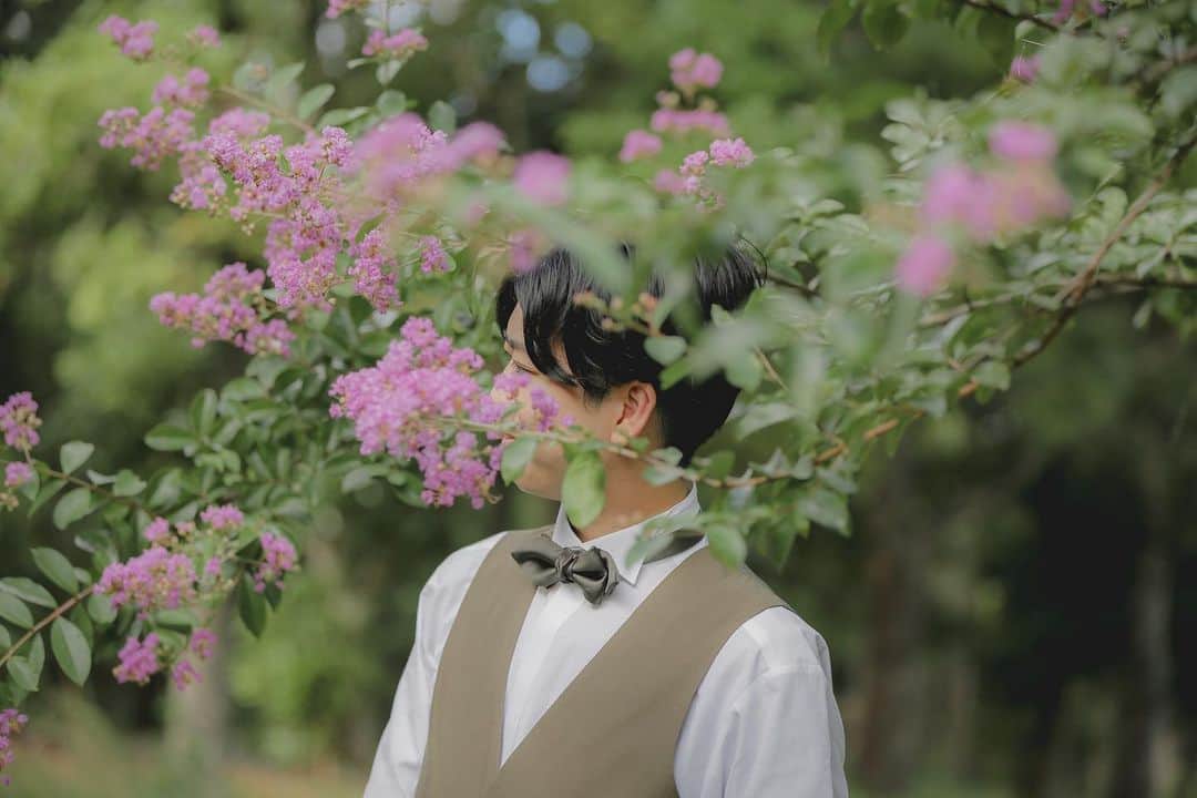 のインスタグラム：「. 新郎様のソロカット👞  ┈┈┈┈┈┈┈┈┈┈┈┈┈┈┈┈┈┈  ヘアメイクのご指名も承っております💄  撮影のご予約やお問い合わせはHPの お問い合わせフォーム・DM・ お電話より受け付けております🫧  💌 namba@st-tvb.jp 📞06-6616-9890  営業時間 月〜金 11:00-20:00 土日祝 10:00-19:00  前撮り / ウエディングフォト @studiotvb_namba @decollte_weddingphoto @decollte_wedding  ┈┈┈┈┈┈┈┈┈┈┈┈┈┈┈┈┈┈┈┈  #撮る結婚式 #スタジオTVBなんばパークス店 #なんばパークス #スタジオTVB #studiotvb  ┄┄┄┄┄┄┄┄┄┄  #フォトウェディング #大阪前撮り #関西前撮り #韓国フォト  #プレ花嫁 #前撮り #洋装スタイリング #鶴見緑地公園 #ハーフアップ #ウエディングヘア  #ダウンスタイル #ウエディングフォト #ウエディングネイル  #おしゃれウエディング  #花嫁ヘア  #2023花嫁  #カップルフォト  #洋装ヘアアレンジ  #お洒落花嫁 #大阪前撮り  #結婚準備 #生花アレンジ  #カラーメイク  #ポイントメイク #ブライダルヘアメイク」