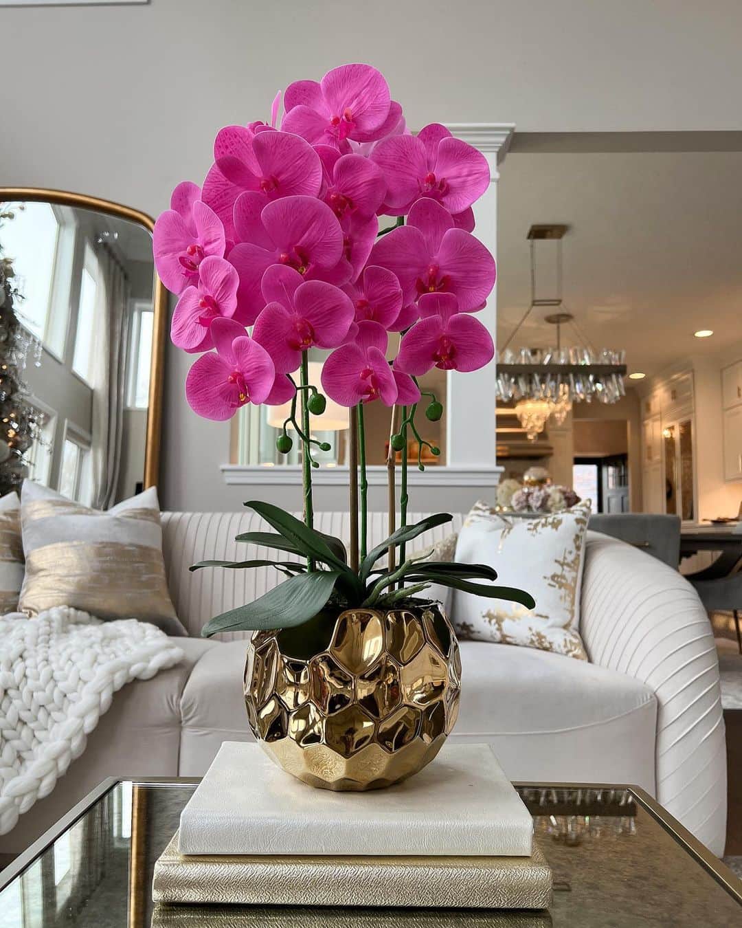 のインスタグラム：「ALMOST OVER⏳ Don’t miss out on 30% off gorgeous, handpicked decor at inspiremehomedecor.com ✨ Sale ends TONIGHT at midnight EST, shop the link in the bio!」