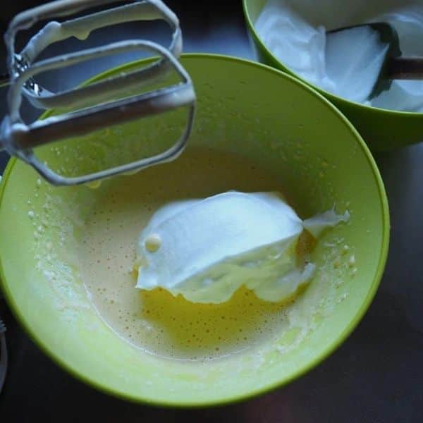 Michiko Maedaさんのインスタグラム写真 - (Michiko MaedaInstagram)「〈レシピあり〉 寒い日にはふわふわ温かいのが良いですよね〜😋💕  ぐりとぐらのカステラパンケーキ❤️ (材料)21cmスキレット♪ ・卵 ── 3個 ・砂糖 ── 大さじ3 ・○サラダ油 ── 大さじ3 ・○牛乳 ── 70ml ・○ホットケーキミックス ── 70g (作り方) スキレットにはバターを薄く塗っておく。 卵は卵黄と卵白にわけ、卵白と砂糖でしっかり角が立つメレンゲを立てる。 別のボールに卵黄を入れ白っぽくなるまでホイップしたら、◯を上から順に加えその都度低速で混ぜる。 メレンゲを3回にわけて加え、その都度混ぜる。最後はヘラを使って底からざっくり混ぜて下さい。 スキレットに流し入れ表面をならす。 180度に余熱したオーブンで25～30分ぐらい焼いたら出来上がり♪  途中7分ぐらいで１度取り出し、ナイフで十字に切り込みを入れると綺麗に割れて焼き上がりますよ～  ※さらに詳しい作り方はブログにて♪ 特におやつレシピはブログの方がわかりやすいと思います！  #ぐりとぐらのカステラパンケーキ #ぐりとぐら#カステラパンケーキ #ぐりとぐらのカステラ#パンケーキ #カステラ#パンケーキ#ホットケーキ #ホットケーキミックス#HM#スキレット #簡単レシピ#スワイプレシピ #めちゃめちゃおすすめです❤️ #IGersJP#IGersjp#IGersj#クッキングラム#デリスタグラマー#おうちごはんlover#コッタ #lin_stagrammer#kurashiru#クッキングラム#クッキングラムアンバサダー#クオカ#エルグルメ#フーディーテーブル#ごちそうさまが宝物」4月25日 9時57分 - shana.mama