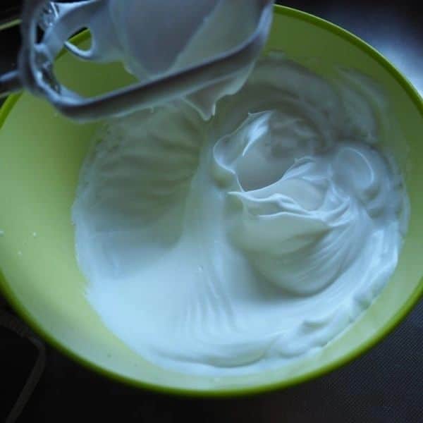 Michiko Maedaさんのインスタグラム写真 - (Michiko MaedaInstagram)「〈レシピあり〉 寒い日にはふわふわ温かいのが良いですよね〜😋💕  ぐりとぐらのカステラパンケーキ❤️ (材料)21cmスキレット♪ ・卵 ── 3個 ・砂糖 ── 大さじ3 ・○サラダ油 ── 大さじ3 ・○牛乳 ── 70ml ・○ホットケーキミックス ── 70g (作り方) スキレットにはバターを薄く塗っておく。 卵は卵黄と卵白にわけ、卵白と砂糖でしっかり角が立つメレンゲを立てる。 別のボールに卵黄を入れ白っぽくなるまでホイップしたら、◯を上から順に加えその都度低速で混ぜる。 メレンゲを3回にわけて加え、その都度混ぜる。最後はヘラを使って底からざっくり混ぜて下さい。 スキレットに流し入れ表面をならす。 180度に余熱したオーブンで25～30分ぐらい焼いたら出来上がり♪  途中7分ぐらいで１度取り出し、ナイフで十字に切り込みを入れると綺麗に割れて焼き上がりますよ～  ※さらに詳しい作り方はブログにて♪ 特におやつレシピはブログの方がわかりやすいと思います！  #ぐりとぐらのカステラパンケーキ #ぐりとぐら#カステラパンケーキ #ぐりとぐらのカステラ#パンケーキ #カステラ#パンケーキ#ホットケーキ #ホットケーキミックス#HM#スキレット #簡単レシピ#スワイプレシピ #めちゃめちゃおすすめです❤️ #IGersJP#IGersjp#IGersj#クッキングラム#デリスタグラマー#おうちごはんlover#コッタ #lin_stagrammer#kurashiru#クッキングラム#クッキングラムアンバサダー#クオカ#エルグルメ#フーディーテーブル#ごちそうさまが宝物」4月25日 9時57分 - shana.mama