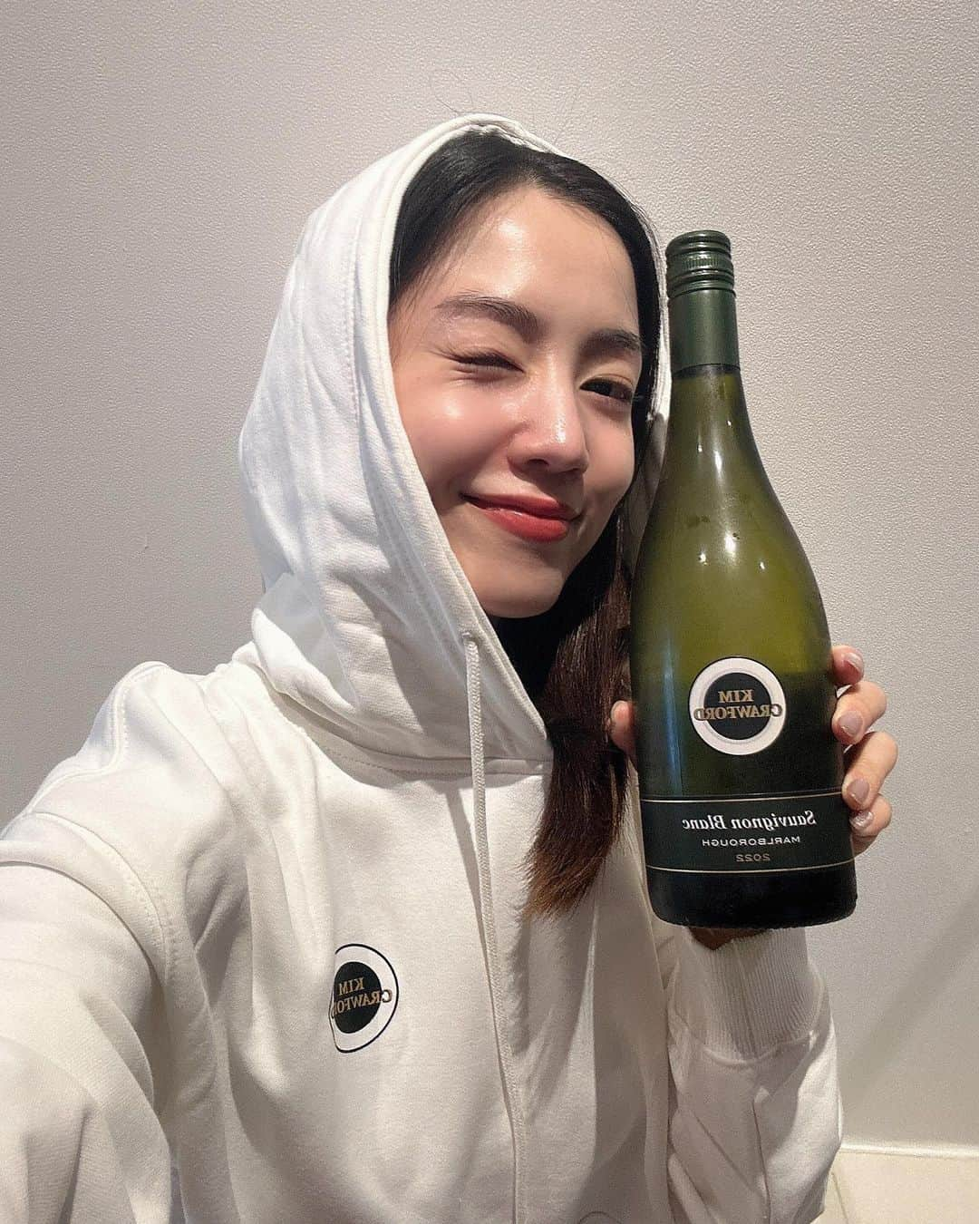 リュ・ファヨンさんのインスタグラム写真 - (リュ・ファヨンInstagram)「🥂🍷✨ #광고 #협찬   짠! 오늘은 ~ 와인소개입니당😚   뉴질랜드 대표 와이너리 #킴크로포드는  미국 캘리포니아에서 열리는 최대 음악 축제인 코첼라 페스티벌의 공식 파트너예요 ~~   올해 코첼라 페스티벌은 4월 14일부터 23일까지 열렸어요ㅎㅎ   와인을 사랑하는 저도 와인공부를 하며, 소믈리에 자격증도 수료하고~ 좋은 가격대의 와인들을 찾아보던중! #킴크로포드 를 만났지모예요! ㅎㅎ   여러분은 어떤 아로마를 즐기시나요~~^^  저는 #킴크로포드 추천합니다!  다들 좋은가성비에 기분좋은하루 되세요🥴  #MakeltAmazingwithkim #킴크로포드#소비뇽블랑 #킴소블 @KimCrawfordWine @naracellar」4月25日 10時01分 - hwayoung_ryu_93