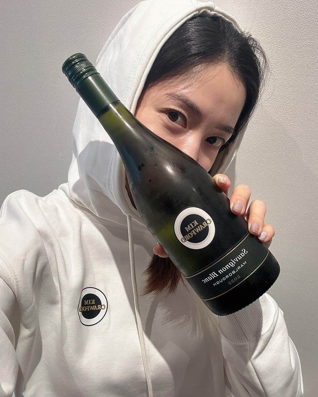 リュ・ファヨンさんのインスタグラム写真 - (リュ・ファヨンInstagram)「🥂🍷✨ #광고 #협찬   짠! 오늘은 ~ 와인소개입니당😚   뉴질랜드 대표 와이너리 #킴크로포드는  미국 캘리포니아에서 열리는 최대 음악 축제인 코첼라 페스티벌의 공식 파트너예요 ~~   올해 코첼라 페스티벌은 4월 14일부터 23일까지 열렸어요ㅎㅎ   와인을 사랑하는 저도 와인공부를 하며, 소믈리에 자격증도 수료하고~ 좋은 가격대의 와인들을 찾아보던중! #킴크로포드 를 만났지모예요! ㅎㅎ   여러분은 어떤 아로마를 즐기시나요~~^^  저는 #킴크로포드 추천합니다!  다들 좋은가성비에 기분좋은하루 되세요🥴  #MakeltAmazingwithkim #킴크로포드#소비뇽블랑 #킴소블 @KimCrawfordWine @naracellar」4月25日 10時01分 - hwayoung_ryu_93