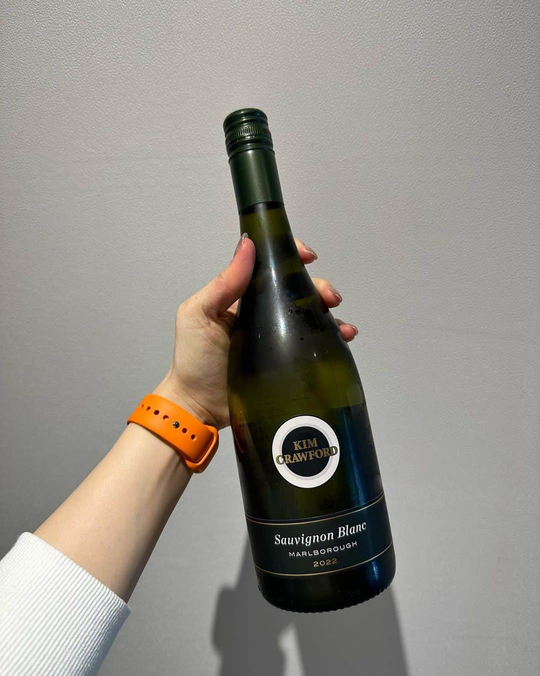 リュ・ファヨンさんのインスタグラム写真 - (リュ・ファヨンInstagram)「🥂🍷✨ #광고 #협찬   짠! 오늘은 ~ 와인소개입니당😚   뉴질랜드 대표 와이너리 #킴크로포드는  미국 캘리포니아에서 열리는 최대 음악 축제인 코첼라 페스티벌의 공식 파트너예요 ~~   올해 코첼라 페스티벌은 4월 14일부터 23일까지 열렸어요ㅎㅎ   와인을 사랑하는 저도 와인공부를 하며, 소믈리에 자격증도 수료하고~ 좋은 가격대의 와인들을 찾아보던중! #킴크로포드 를 만났지모예요! ㅎㅎ   여러분은 어떤 아로마를 즐기시나요~~^^  저는 #킴크로포드 추천합니다!  다들 좋은가성비에 기분좋은하루 되세요🥴  #MakeltAmazingwithkim #킴크로포드#소비뇽블랑 #킴소블 @KimCrawfordWine @naracellar」4月25日 10時01分 - hwayoung_ryu_93