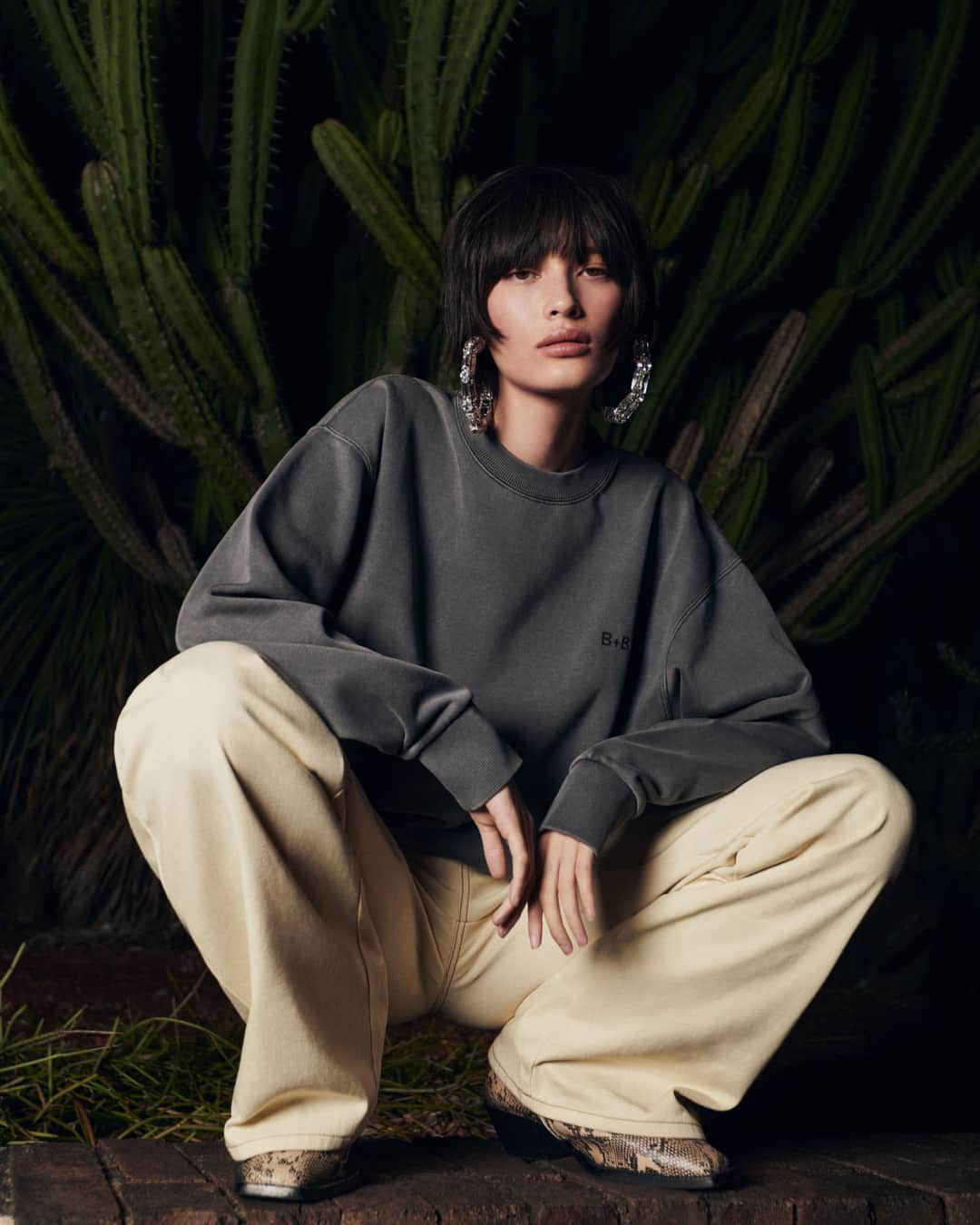ベック&ブリッジのインスタグラム：「Our Serena Oversized Sweatshirt is cut from organic cotton in a relaxed silhouette. The sweatshirt is available in ivory, washed black and jasper. Styled with our Dylan High Waisted Pant.⠀⠀⠀⠀⠀⠀⠀⠀⠀ ⠀⠀⠀⠀⠀⠀⠀⠀⠀ #becandbridge #embody #newarrivals」