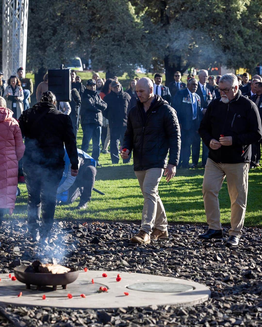 デビッド・ポーコックのインスタグラム：「ANZAC day memorial and Aboriginal and Torres Strait Islander Commemoration Ceremony with my father-in-law, John, this morning.  Remembering & honouring the service and sacrifice of those in the past and those serving now.」