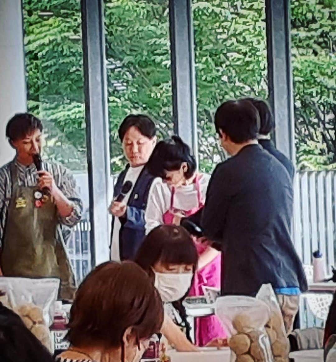 平宮博重さんのインスタグラム写真 - (平宮博重Instagram)「HIROSHIGE NARIMIYA MISO WORK SHOP   東京理科大のキャンパスで『学んで触って感じるバイオサイエンス』手前味噌作りのイベントをさせていただきました！  このイベントを通して、発酵食品の素晴らしさやお味噌の歴史、そして目に見えない微生物に守られて健康な体を維持出来ているという事、色んな事もそうですけど目に見えていないものがとても大切なんですね。。  実際に手で触って体験して感じる、とても意味のある楽しいイベントなりました。  東京理科大学のご協力、そしてゲストのお二人や参加してくださった皆さんに感謝です:)  @kishibeniko  @takahiro_yamamoto_0211  @tokyouniversityofscience」4月25日 10時08分 - hiroshige_narimiya