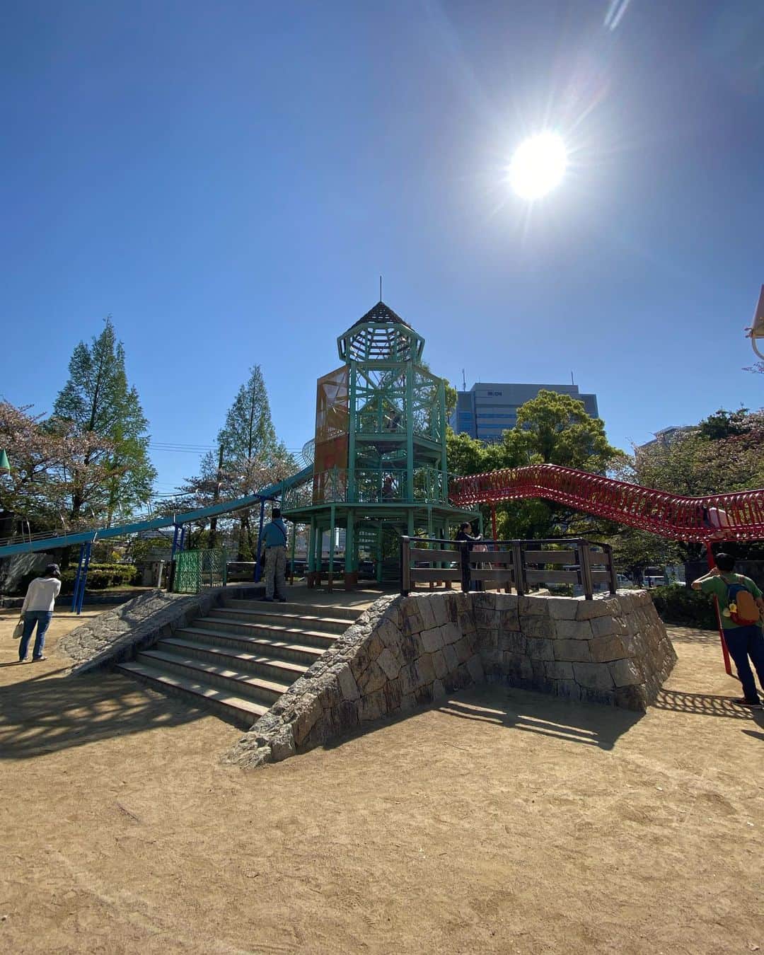 奥山絵里奈さんのインスタグラム写真 - (奥山絵里奈Instagram)「初#大阪城 🏯  大阪に来たので せっかくだから 大阪城　@osaka_castle_park にも来てみました！  広大な敷地と傾斜で 相当歩いてヘトヘト笑  結構暑くて ばてました🥵  加えて外国人観光客がわんさかいて お城にも長蛇の列🫣  なので入場出来ず 引き返しました🤣  大阪城公園などもあって 遊具でも少し遊べたりしたから 良かったかな？  景色はとても綺麗で いい運動になりました🚶‍♀️  キャップ　@hanahana15_rakuten  トップス　@trefacstyle.official  ニットワンピ　@titivatejp  スニーカー　@converse_jp  リュック　@moncler   #大阪城公園 #大阪城🏯 #oosakacastle #japantravel #大阪観光 #大阪旅行#旅行コーデ #スニーカーコーデ #ママコーデプチプラ #公園コーデ #トレファク#古着コーデ #ニットワンピースコーデ #モンクレールリュック #ユニクロコーデ #uniqloコーデ　#キャップコーデ#子連れ旅行」4月25日 10時12分 - erinaokuyama