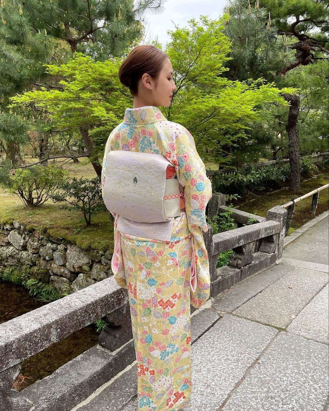 摩耶裕さんのインスタグラム写真 - (摩耶裕Instagram)「. . 華道祭  今年は母が名誉ある賞を頂くという事で親子でお着物を着ました☺️  華道祭という事で春らしい花模様のお着物にしました👘🌸 帯と帯揚げは新しく買ったものでこの帯の螺鈿と淡い紫が美しく一目惚れでした✨  お着物もお洋服も母とはサイズも系統も違い、 帯も渋いカラーが多かったので淡いカラーが新鮮でした🌷  髪型も久しぶりに和装アレンジで短いので少し手こずりながらもなんとか😂  華道と茶道のお稽古を始めてまだ1年程ですが、 和の心がとても落ち着きますし、私ももっともっと勉強して日本文化の良さを表現出来たら良いなぁと… 宝塚とは全く違いますが、芸の道がやはり好きなのかもしれないなぁと。 追求し続ける終わりない道が好きなのでしょうか。笑  #華道祭」4月25日 10時12分 - yutaka__maya