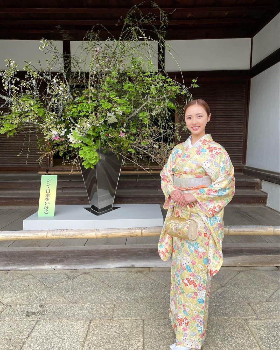 摩耶裕のインスタグラム：「. . 華道祭  今年は母が名誉ある賞を頂くという事で親子でお着物を着ました☺️  華道祭という事で春らしい花模様のお着物にしました👘🌸 帯と帯揚げは新しく買ったものでこの帯の螺鈿と淡い紫が美しく一目惚れでした✨  お着物もお洋服も母とはサイズも系統も違い、 帯も渋いカラーが多かったので淡いカラーが新鮮でした🌷  髪型も久しぶりに和装アレンジで短いので少し手こずりながらもなんとか😂  華道と茶道のお稽古を始めてまだ1年程ですが、 和の心がとても落ち着きますし、私ももっともっと勉強して日本文化の良さを表現出来たら良いなぁと… 宝塚とは全く違いますが、芸の道がやはり好きなのかもしれないなぁと。 追求し続ける終わりない道が好きなのでしょうか。笑  #華道祭」