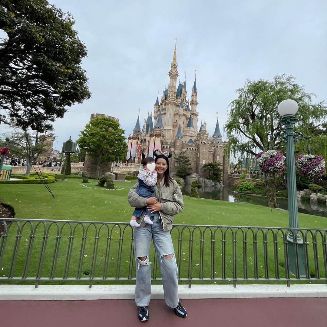すみれさんのインスタグラム写真 - (すみれInstagram)「Baby’s first visit to Disneyland! 🥳」4月25日 10時16分 - sumire808