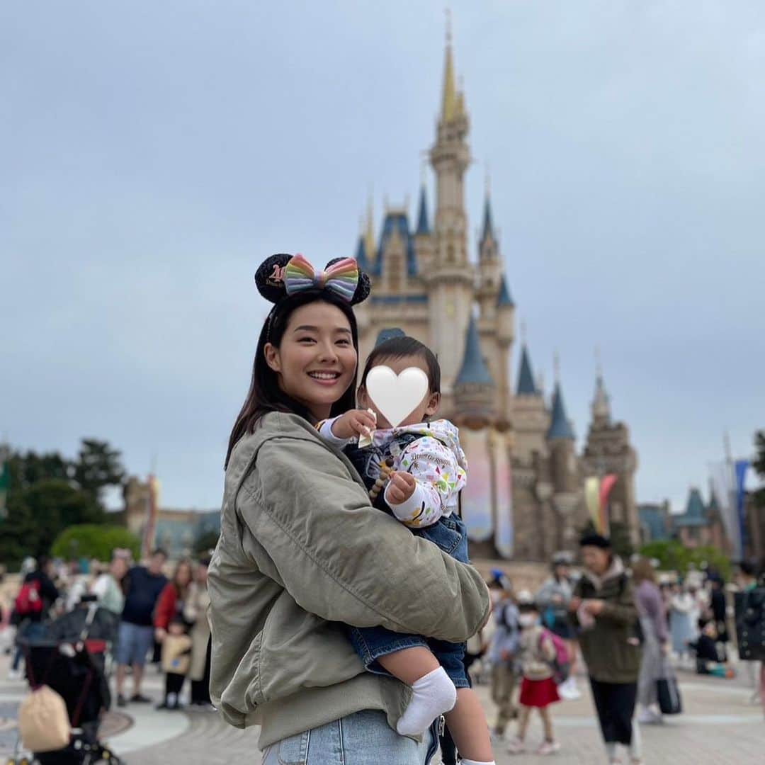 すみれのインスタグラム：「Baby’s first visit to Disneyland! 🥳」