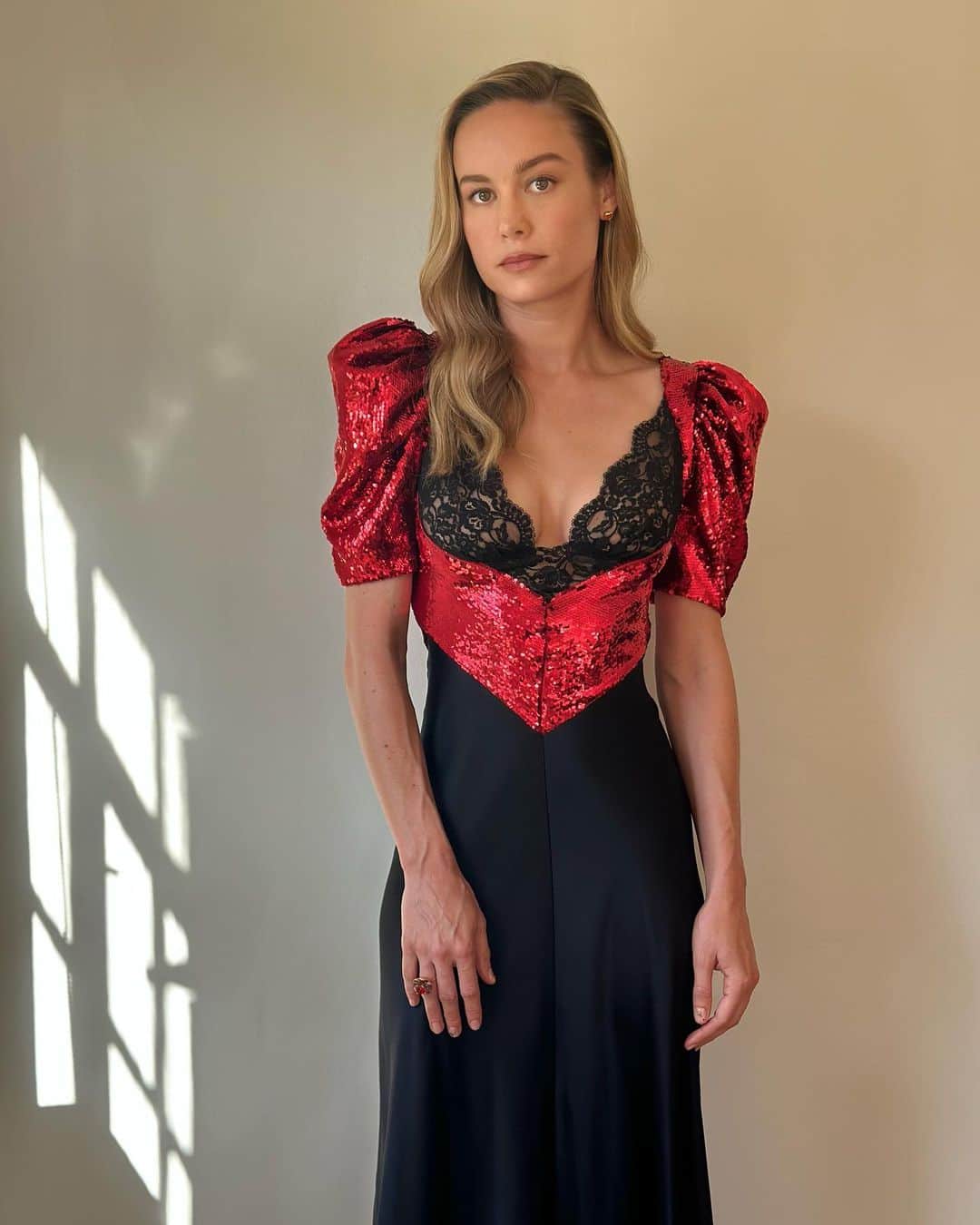 ブリー・ラーソンのインスタグラム：「@rodarte has my heart ❤️🖤  Honored to present @kateandlauramulleavy the award for Designers of the Year at the #FLAs   Glam:  @samanthamcmillen_stylist  @brycescarlett  @yukari.makeup  @melanie.bauer.style」