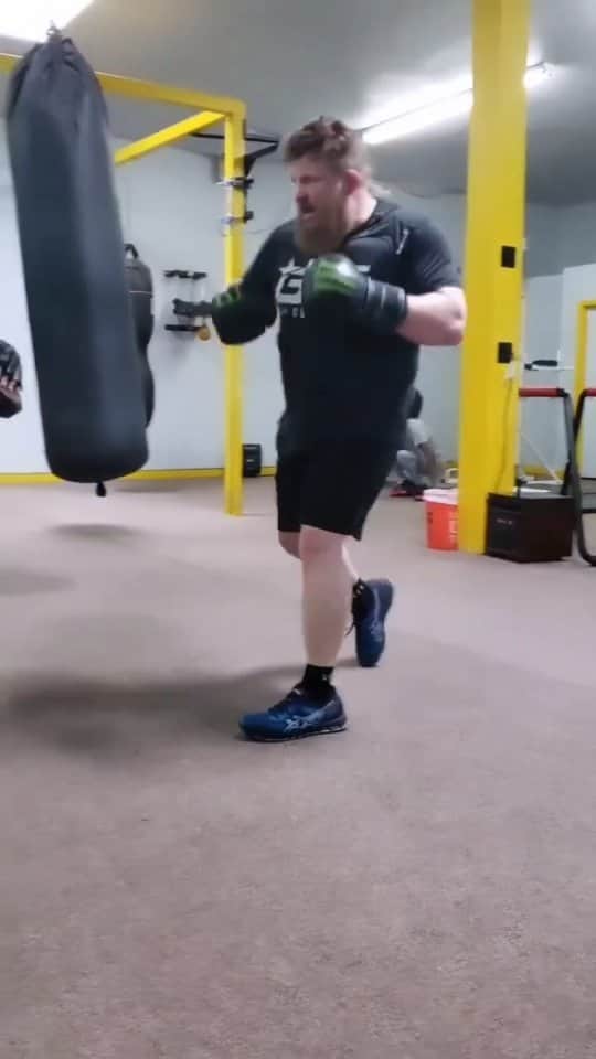 ロイ・ネルソンのインスタグラム：「Monday Mailbag! Nate is wanted for fighting, new hwy title contender, and bare knuckle this week! Who is watching?」