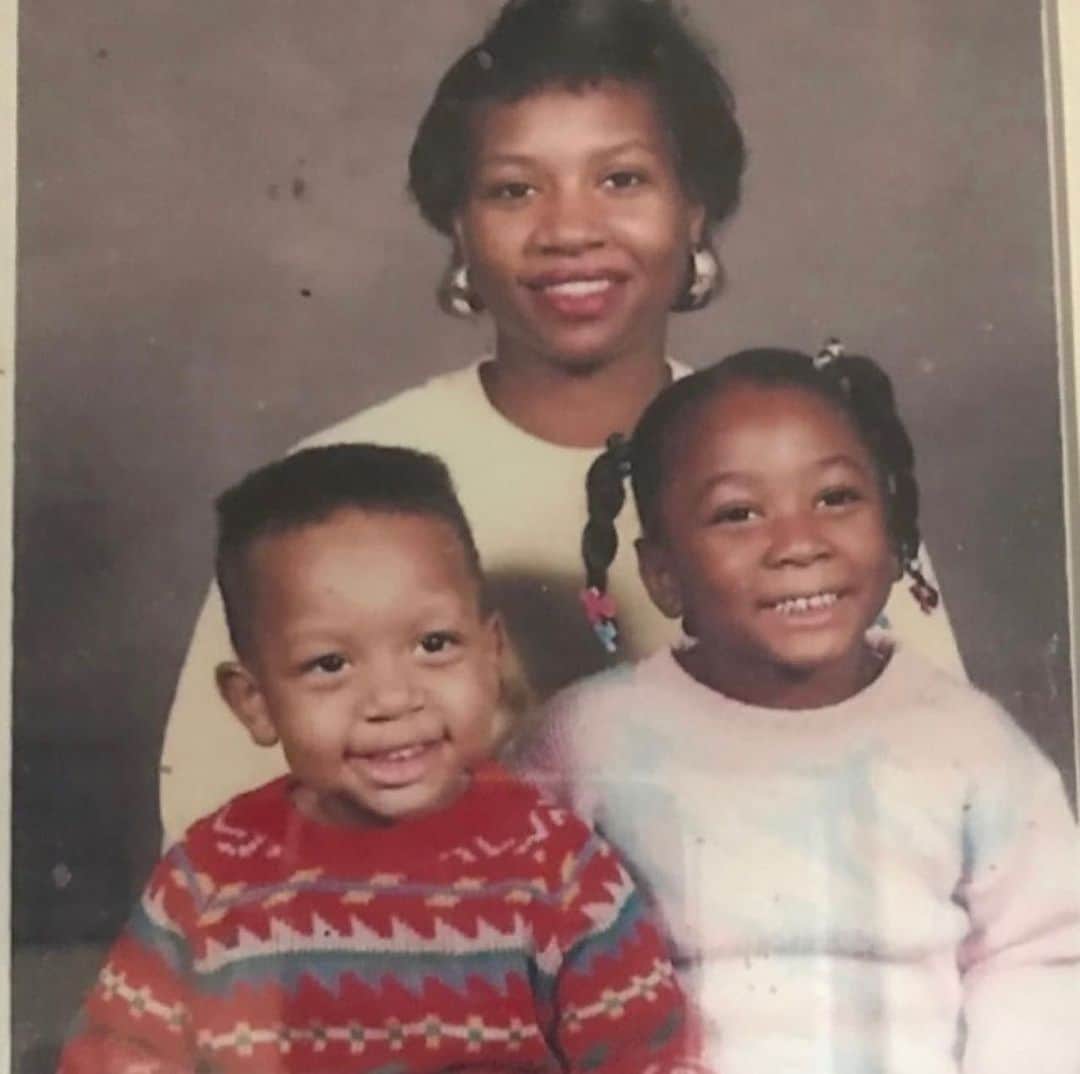 アイザイア・トーマスのインスタグラム：「Happy birthday to my momma @teti46 I love you more than you would ever know!!! Enjoy your day Mom 💙🥳 🎉🎂🐐🏁」