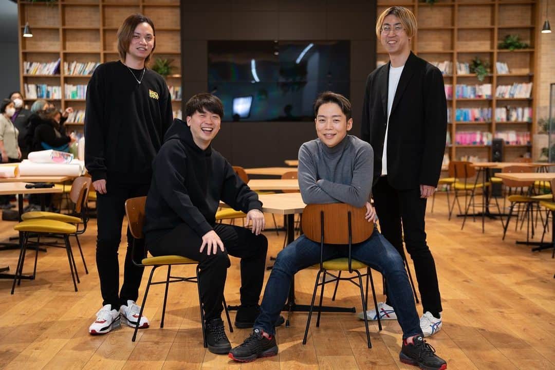 DMM.com公式のインスタグラム：「【📯DMM inside更新】 DMM TVの膨大なコンテンツをユーザーへ届ける役割を担っている運営チーム。 ローンチ直前で間に合わないという危機的状況が発生したとか。 ユーザーに素晴らしい体験を提供するという志を胸に、業務の進め方を改善。無事、12月1日にDMM TVをローンチを果たしました。  運営チームがどのように危機を乗り越えたのか、そして今後のビジョンについて聞きました。  記事のリンクはハイライトの「働く人々」から🔗 https://inside.dmm.com/articles/dmmtv-operation-team-ambition/  #DMM #DMMTV #ビジネスアナリスト #businessanalyst #キャリア #採用」