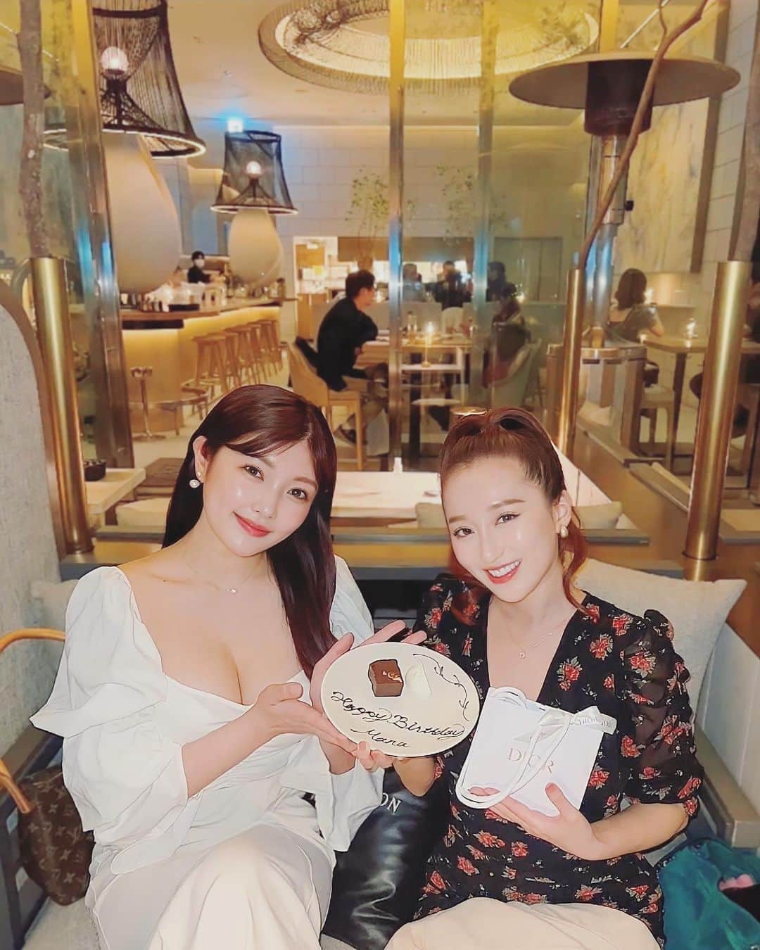 細田海友さんのインスタグラム写真 - (細田海友Instagram)「Happy Birthday Mana❤️❤️❤️  Birthday Surprise Dinner @balcon_tokyo 🍽️  特別な日なのでペアリングディナーコースを🍷 ソムリエ厳選ワイン4種 x 特製ローストビーフコース 全6品  お料理の美味しさはもちろんのこと ソムリエさんセレクトの情熱溢れるワインが どれもお料理とマッチしていて また美味しかったなぁぁぁ🍷🤍  お店の方々もとてもお優しくて 最後のサプライズケーキの時には テラス席へ移動もさせて頂いたりと ホスピタリティが素晴らしかったです🥹💕  開放的なテラス席から一望出来る東京タワーや ムードあるお店の雰囲気が好きで 今まで何度も利用させて頂いてるんだけど またすぐ伺おうって気持ちが増しました🥰 近々ではSDNメンバーとのランチでも お伺いさせて頂いたり…🥰  何よりこの日はまながすごく喜んでくれて 嬉しかったぁぁぁ🥰🥰🥰  出会って14年✨✨✨ （小学生2週しても足りてないってすごい‼︎笑） 色濃い思い出が多すぎて思い出してはこの日も笑ったね😍  これからも家族の様な存在よ👩‍❤️‍👩❤️ I Love you @mana_ito ❤️❤️❤️ 愛溢れる1年を…💋  #balcontokyo#supported　#birthdaydinner#surprisedinner #happybirthday#mylove#birthdaybestie  #roppongi#tokyo#japan #六本木ディナー#おしゃれディナー#六本木デート#六本木グルメ#夜景デート#東京デート#東京ディナー#ホテルディナー#ホテル最上階」4月25日 10時31分 - miyuu_bigbaby