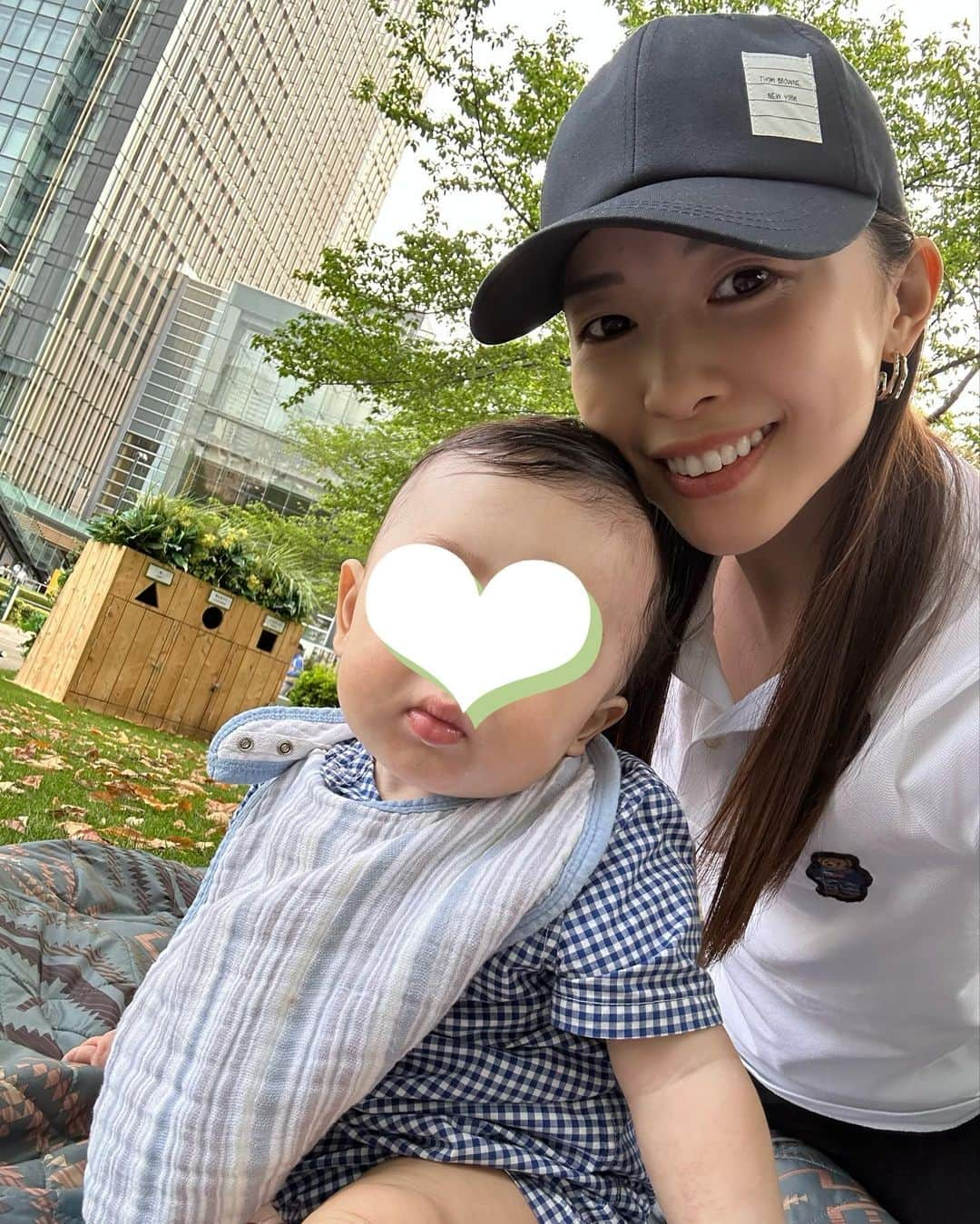 五條まりなさんのインスタグラム写真 - (五條まりなInstagram)「♡ 　 散々悩んだ離乳食。 息子は自分でつかんで食べたいのだと発覚🧐 初期のペースト状から進んでいないのに固形物はまだ早いと思っていたけれど、おせんべい、干し芋、パン、バナナ、いつのまにか自分でつかんでモグモグしていた...いつのまに！ やらせていないだけで、可能性は無限大だ🥹 もちろんまだまだ危ういので、しっかり見ていますよ👀 　 大量に作り置きしていたペーストお野菜たちは、おやきにでもしましょうかね... 何か良いリメイクレシピがあれば教えて下さい🍙 　 おかゆも手づかみで食べるので頭も顔も何もかもベトベト🫶 それでいいのよね〜🙆‍♀️ でもほうれん草ペーストの器をぶん投げられるのはご勘弁❤️‍🩹 ⁡ ⁡ ⁡ #令和4年ベビー#男の子ママ#男の子ベビー#離乳食#離乳食中期#つかみ食べ」4月25日 20時05分 - marina.gojo