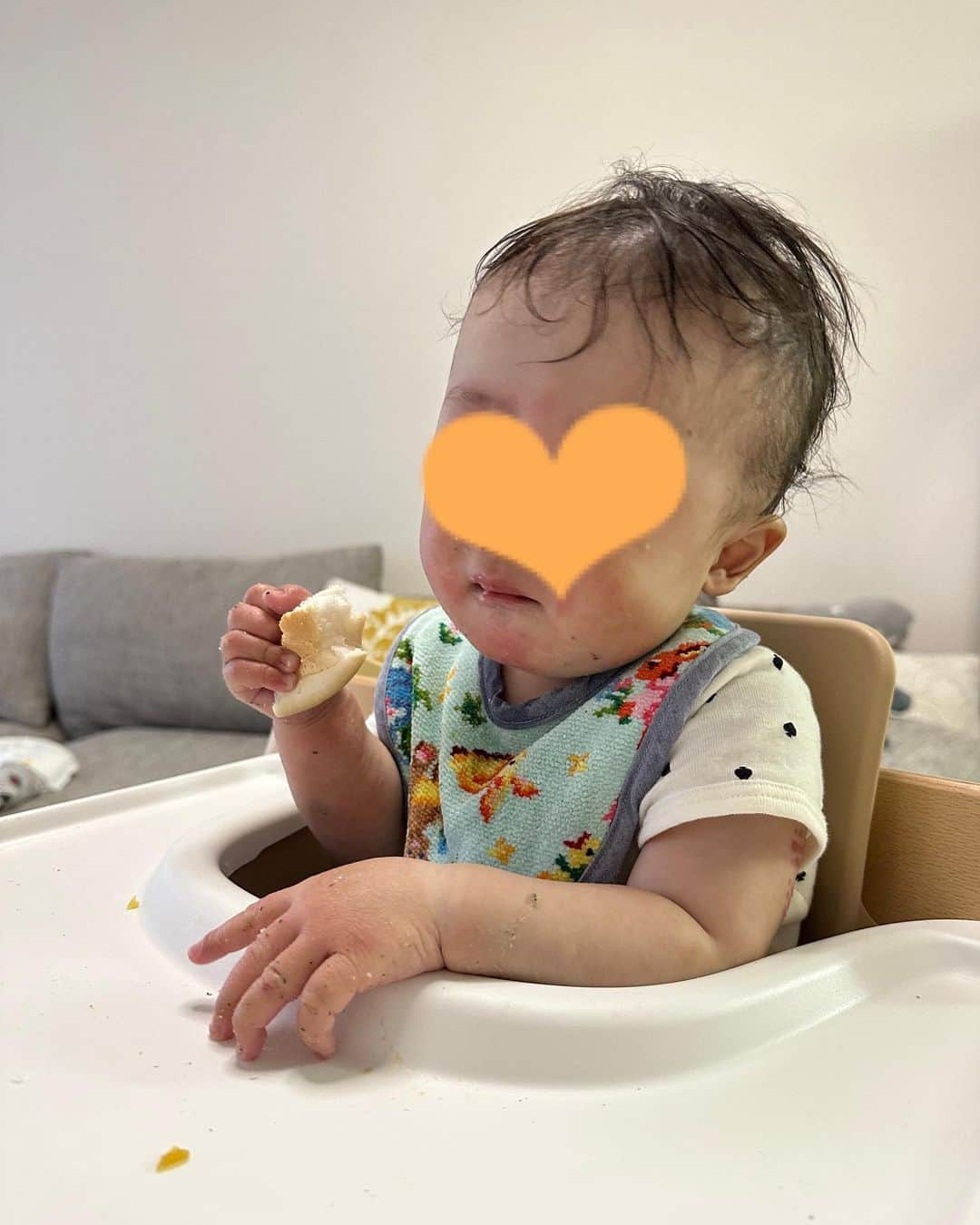 五條まりなさんのインスタグラム写真 - (五條まりなInstagram)「♡ 　 散々悩んだ離乳食。 息子は自分でつかんで食べたいのだと発覚🧐 初期のペースト状から進んでいないのに固形物はまだ早いと思っていたけれど、おせんべい、干し芋、パン、バナナ、いつのまにか自分でつかんでモグモグしていた...いつのまに！ やらせていないだけで、可能性は無限大だ🥹 もちろんまだまだ危ういので、しっかり見ていますよ👀 　 大量に作り置きしていたペーストお野菜たちは、おやきにでもしましょうかね... 何か良いリメイクレシピがあれば教えて下さい🍙 　 おかゆも手づかみで食べるので頭も顔も何もかもベトベト🫶 それでいいのよね〜🙆‍♀️ でもほうれん草ペーストの器をぶん投げられるのはご勘弁❤️‍🩹 ⁡ ⁡ ⁡ #令和4年ベビー#男の子ママ#男の子ベビー#離乳食#離乳食中期#つかみ食べ」4月25日 20時05分 - marina.gojo