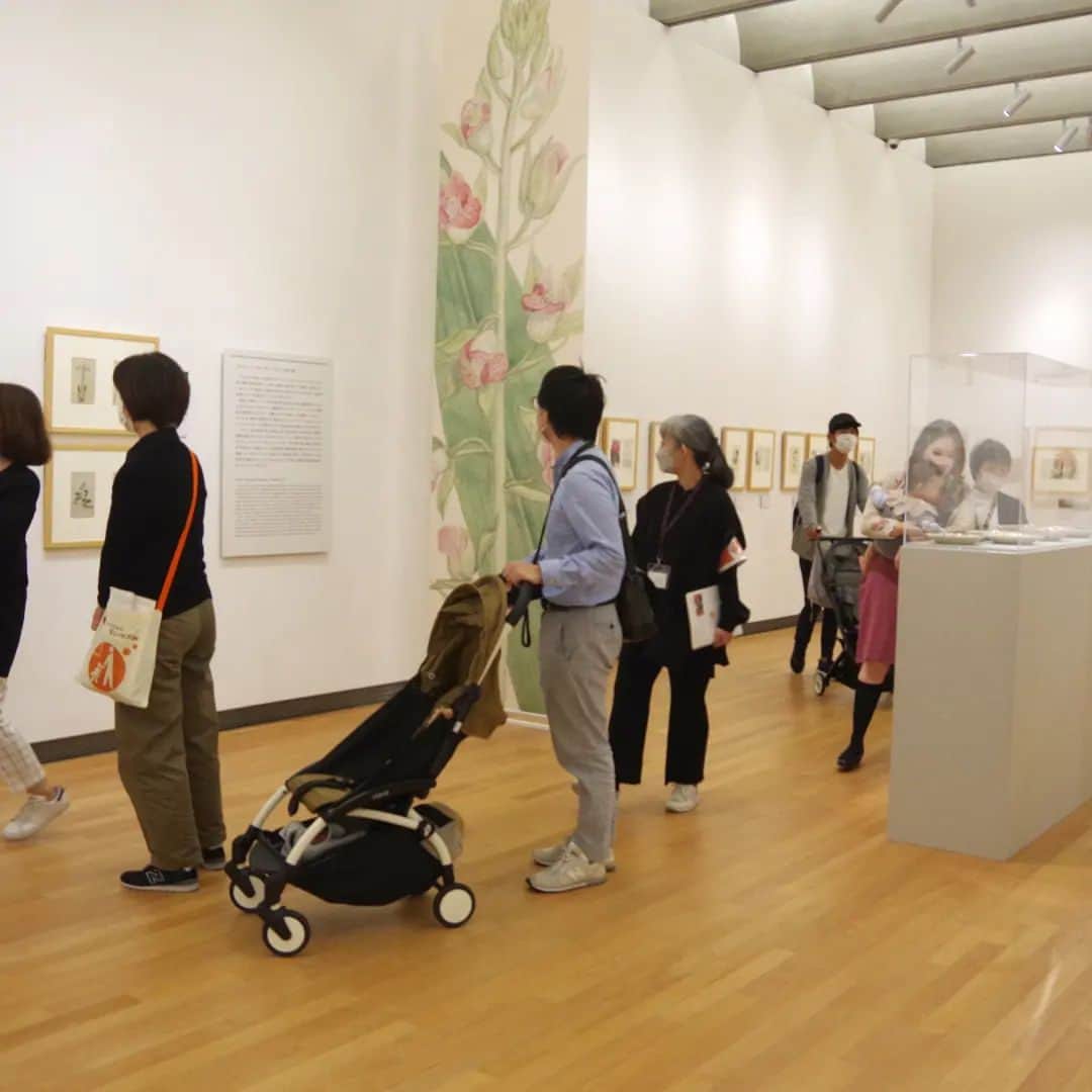 東京都庭園美術館さんのインスタグラム写真 - (東京都庭園美術館Instagram)「【フラットデー｜障害のある方も　赤ちゃん連れの方も　だれもが気兼ねなく来館できるプログラム】 東京都庭園美術館は、あらゆる方にとって居心地の良い場となることを目指し、来館するすべての人がフラットに、安心して楽しめる環境づくりに取り組みます。  多くの人で賑わう場所が苦手な方や車椅子の方や介助が必要な方も安心の「ゆったり鑑賞日」。そして、赤ちゃん連れの方がベビーカーを利用できる「ベビーアワー」を開催します。（＊本館内でのベビーカー利用は要事前申込）  ゆとりのある環境づくりのため、入館人数を制限するなど、通常と違う点がございます。本事業の趣旨をご理解の上ご来館いただきますよう、お願いいたします。  詳細はこちら https://www.teien-art-museum.ne.jp/accessprograms.html  #東京都庭園美術館 #旧朝香宮邸 #アールデコ #東京 #フラットデー #tokyometropolitanteienartmuseum #teienartmuseum #artdeco #architecture #tokyo #tokyomuseums #G_ALL_ERYDay #Teien40th」4月25日 10時40分 - teienartmuseum