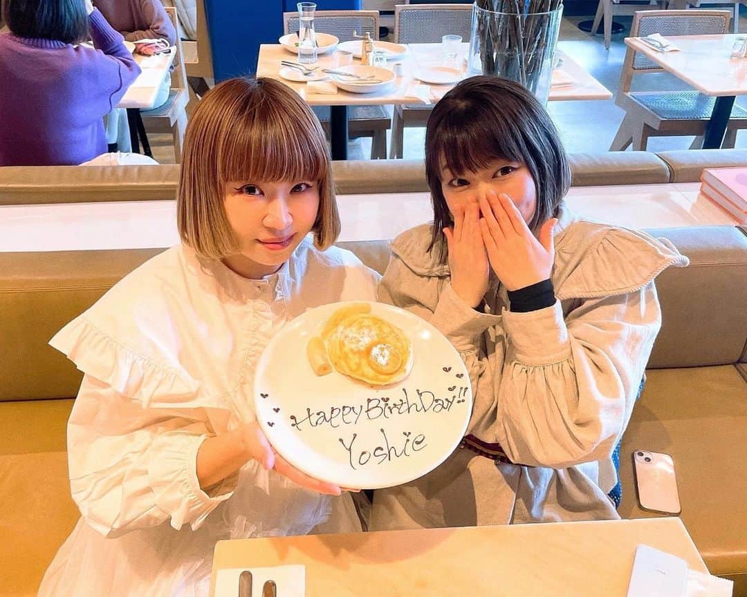 板橋よしえのインスタグラム：「. @miiikiiicom ちゃんにお誕生日をお祝いしてもらいました🎂 (ちなみにわたしの誕生日は9月😂) 毎年楽しませるためにいろいろ考えてくれてありがとう🥲🙏✨うれしいよ～✨ さりげなく褒めてくれたり、作るものをちゃんと見てくれていたり、心優しいミキちゃん(本当はミッキーって呼んでる)に会うたび心がぽかぽかだよ💛 池野恋先生の展覧会を一緒に観にいく約束もたのしみにしてるね！！笑」