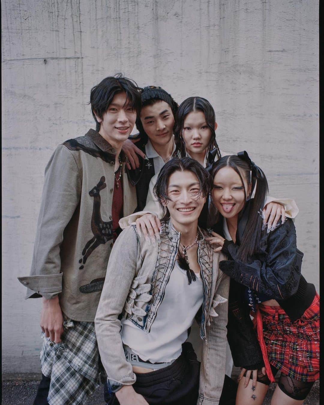 Shun Watanabeのインスタグラム：「내 귀여운 친구🫶🏼❤️‍🔥 @dazedkorea with @poishx @hwaniniiiii @yonew__ @ainyoungg @tomonyan55 @seina1130__ @85_29p @hyeongsir @ahnjwoo @gabrielleyu @k_yes3」