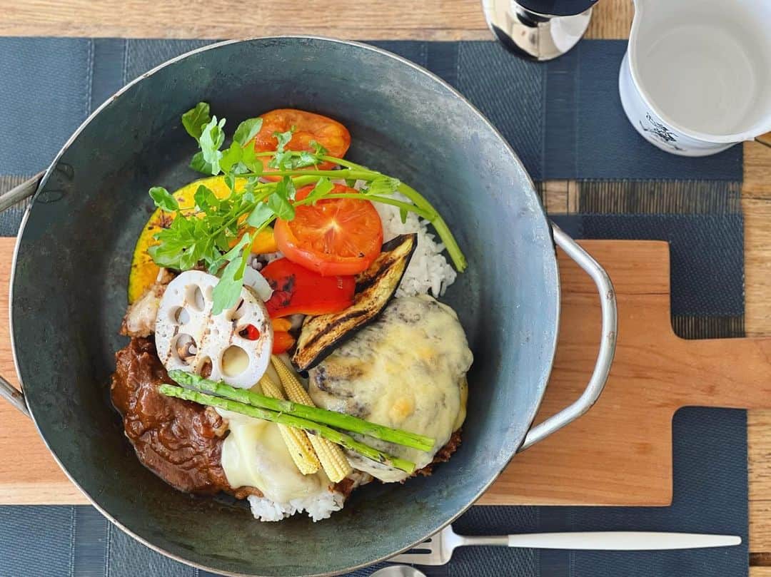神崎恵のインスタグラム：「・ 昨晩のハンバーグカレー。 ドリアにする予定が、入れたかったホワイトソースが見当たらず、 焼きカレーになりました🍛 野菜を丸ごと食べる日。で、 皮ごと焼いてごろっとのせる。 結構な量だけど、さすが食べ盛り、 あっという間にお皿がつるんときれいになります。  #おうちごはん  #焼きハンバーグカレー #神恵ごはん」