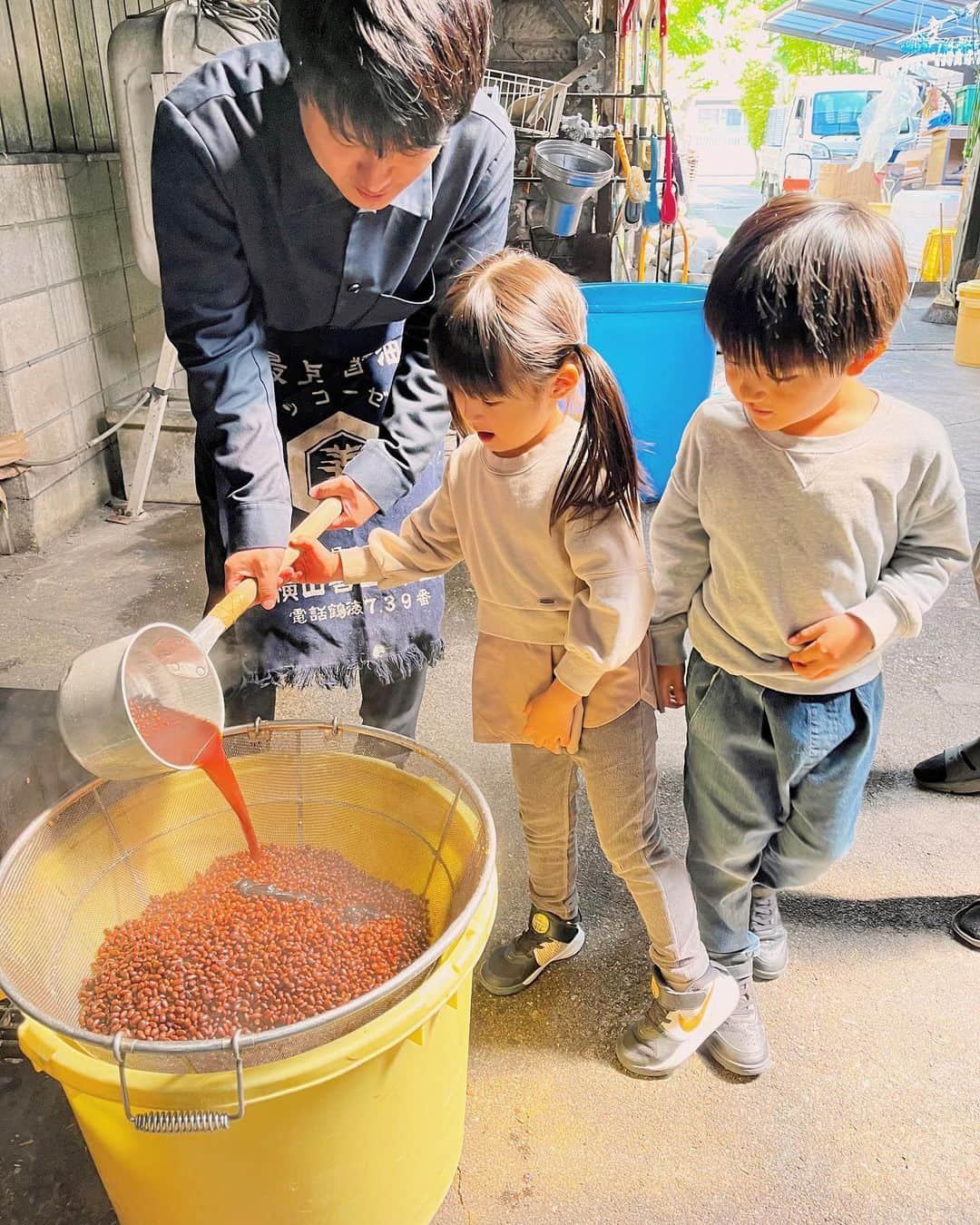 日下部ゆいこさんのインスタグラム写真 - (日下部ゆいこInstagram)「. . お味噌作り。 . 30キロのお味噌を ふた家族で作ってきました。 . . こちらのお味噌を食べたら 他のものは食べられなくなるくらいに 美味しい...♡ . 出来上がるのは一年後。楽しみ。 . . 子供も大人も全力で楽しみました。笑 . 毎度お馴染みの ＠faafa8 ファミリーと。 いつもありがとう！ . . #味噌作り#味噌#那須#栃木#男の子#男の子兄弟#4歳#1歳」4月25日 10時46分 - yuiko_kusakabe