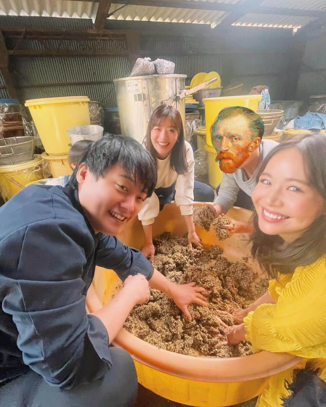 日下部ゆいこさんのインスタグラム写真 - (日下部ゆいこInstagram)「. . お味噌作り。 . 30キロのお味噌を ふた家族で作ってきました。 . . こちらのお味噌を食べたら 他のものは食べられなくなるくらいに 美味しい...♡ . 出来上がるのは一年後。楽しみ。 . . 子供も大人も全力で楽しみました。笑 . 毎度お馴染みの ＠faafa8 ファミリーと。 いつもありがとう！ . . #味噌作り#味噌#那須#栃木#男の子#男の子兄弟#4歳#1歳」4月25日 10時46分 - yuiko_kusakabe