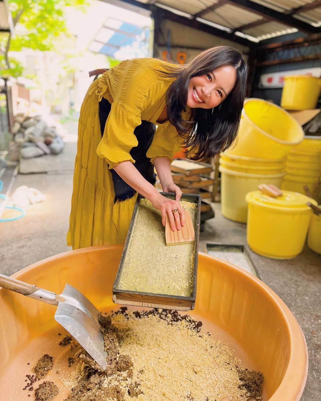 日下部ゆいこさんのインスタグラム写真 - (日下部ゆいこInstagram)「. . お味噌作り。 . 30キロのお味噌を ふた家族で作ってきました。 . . こちらのお味噌を食べたら 他のものは食べられなくなるくらいに 美味しい...♡ . 出来上がるのは一年後。楽しみ。 . . 子供も大人も全力で楽しみました。笑 . 毎度お馴染みの ＠faafa8 ファミリーと。 いつもありがとう！ . . #味噌作り#味噌#那須#栃木#男の子#男の子兄弟#4歳#1歳」4月25日 10時46分 - yuiko_kusakabe