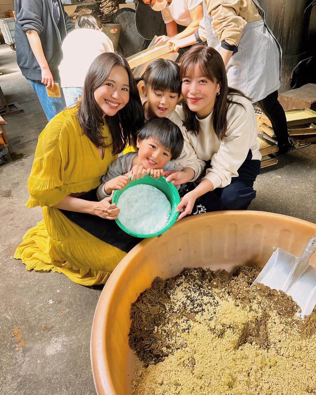 日下部ゆいこさんのインスタグラム写真 - (日下部ゆいこInstagram)「. . お味噌作り。 . 30キロのお味噌を ふた家族で作ってきました。 . . こちらのお味噌を食べたら 他のものは食べられなくなるくらいに 美味しい...♡ . 出来上がるのは一年後。楽しみ。 . . 子供も大人も全力で楽しみました。笑 . 毎度お馴染みの ＠faafa8 ファミリーと。 いつもありがとう！ . . #味噌作り#味噌#那須#栃木#男の子#男の子兄弟#4歳#1歳」4月25日 10時46分 - yuiko_kusakabe