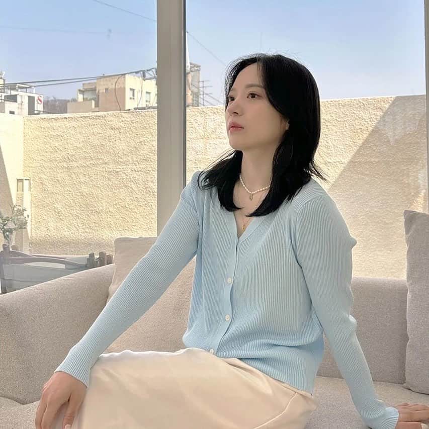 のインスタグラム：「【de olle】  ■デイリーカラーカーディガン （SKYBLUE）  シンプルなデザインをカラー展開豊富でご用意しました！ 着心地がよく、サラリとした素材感がおすすめ！  ✓https://bit.ly/3AomthZ  #deolle #ディオレ #ロコンド #locondo」