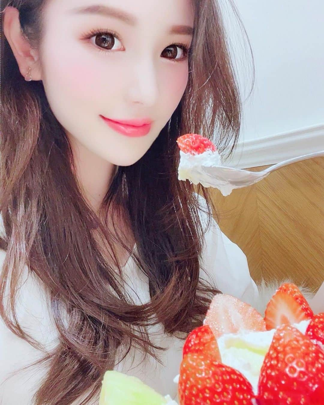 有沢りさ（南沙也香）さんのインスタグラム写真 - (有沢りさ（南沙也香）Instagram)「#リーベル果実園 #初めてのパフェ活 #期間限定パフェ #フルーツ好き #デートで #たまには可愛いものも食べる  #たまにはかわいこぶってみる  #スイーツは苦手だけど  #たのしかったありがとう  #台湾パイン #いちごパフェ #綺麗なお姉さんは好きですか」4月25日 10時50分 - raku_risa