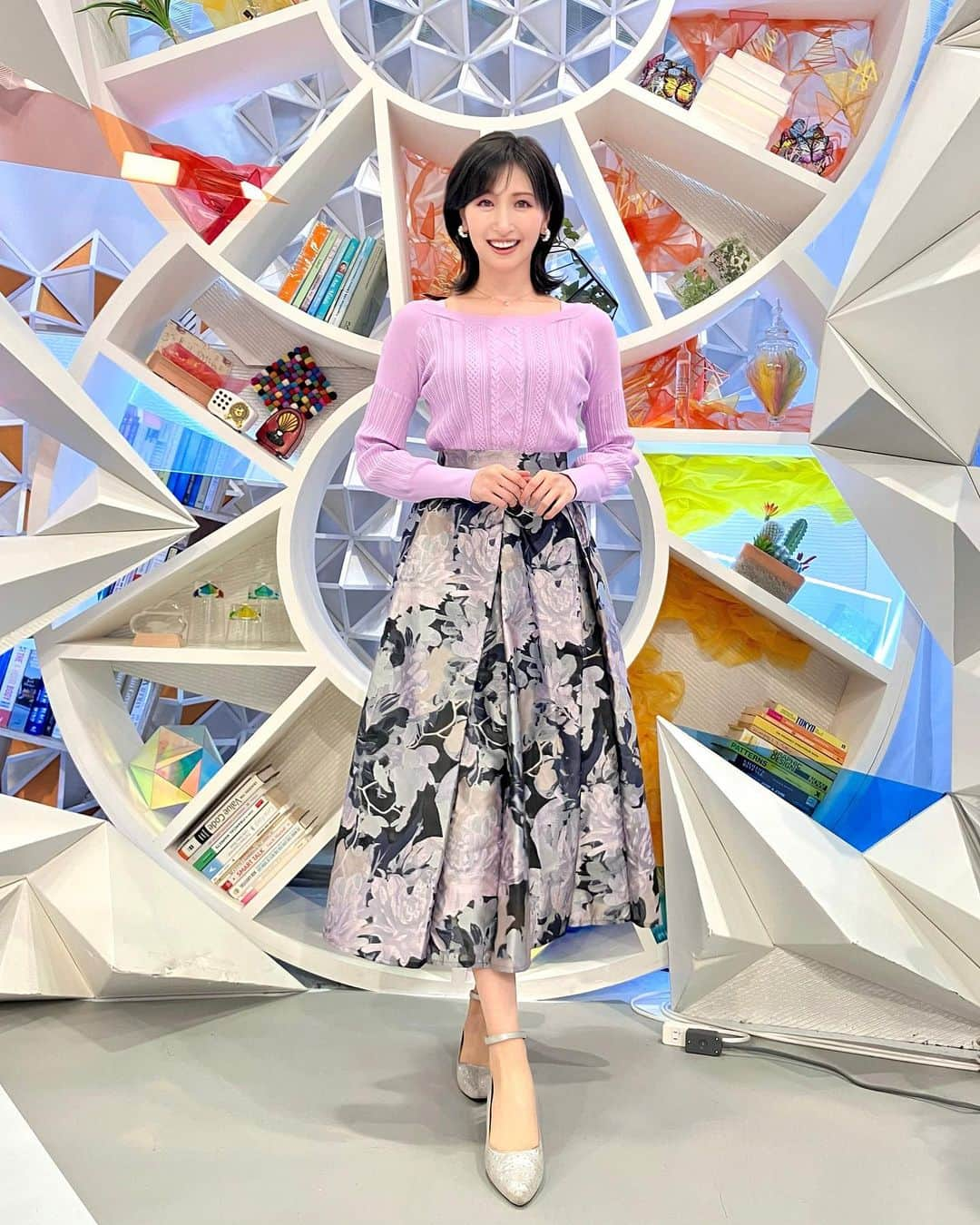 横山ルリカさんのインスタグラム写真 - (横山ルリカInstagram)「. #めざまし8 👗 #ピンクニット #naturalbeautybasic #フラワースカート #パールイヤリング #apuweiserriche  #🌷🌷🌷   4/24（月）発売📕週刊Gallop 【丸ごとPOG 2023～2024】  『女神のイチ推し』のコーナーで Lynnさん、津田麻莉奈さん、守永真彩ちゃんと、 それぞれのPOGでの推しを紹介させていただいています🏇  サンスポe-shopでも購入できるので、良かったらチェックしてみてください☺️❣️  #POG #週刊Gallop #丸ごとPOG #女神のイチ推し  先週のTOKYOFM🎧 【TOKYO TEPPAN FRIDAY】 AuDeeが更新されました🌼  ゲストの中村憲剛さん、中西哲生さんと本放送で話せなかったアフタートーク、 ストーリーにもリンクを貼っておくので ぜひお聴きください🎶  #TOKYOFM #TOKYOTEPPANFRIDAY #てつふら #AuDee #アフタートーク  そして TOKYO FM🎧 【Skyrocket Company】🚀  4/27（木）〜5/25（木） 毎週木曜日　19:15過ぎ頃から、 【スカロケ競馬部】に出演します🐴  今シーズンも、天皇賞春から日本ダービーまで 春のG1レースの魅力をお伝えしますので ぜひお聴きください🌈  #TOKYOFM #SkyrocketCompany #スカロケ #競馬部 #JRA  ☔️マークがずらりの明日は晴れてほしいロケ🥺 ちょっとでもお天気マシになるといいな☁️」4月25日 10時51分 - rurika_yokoyama_official