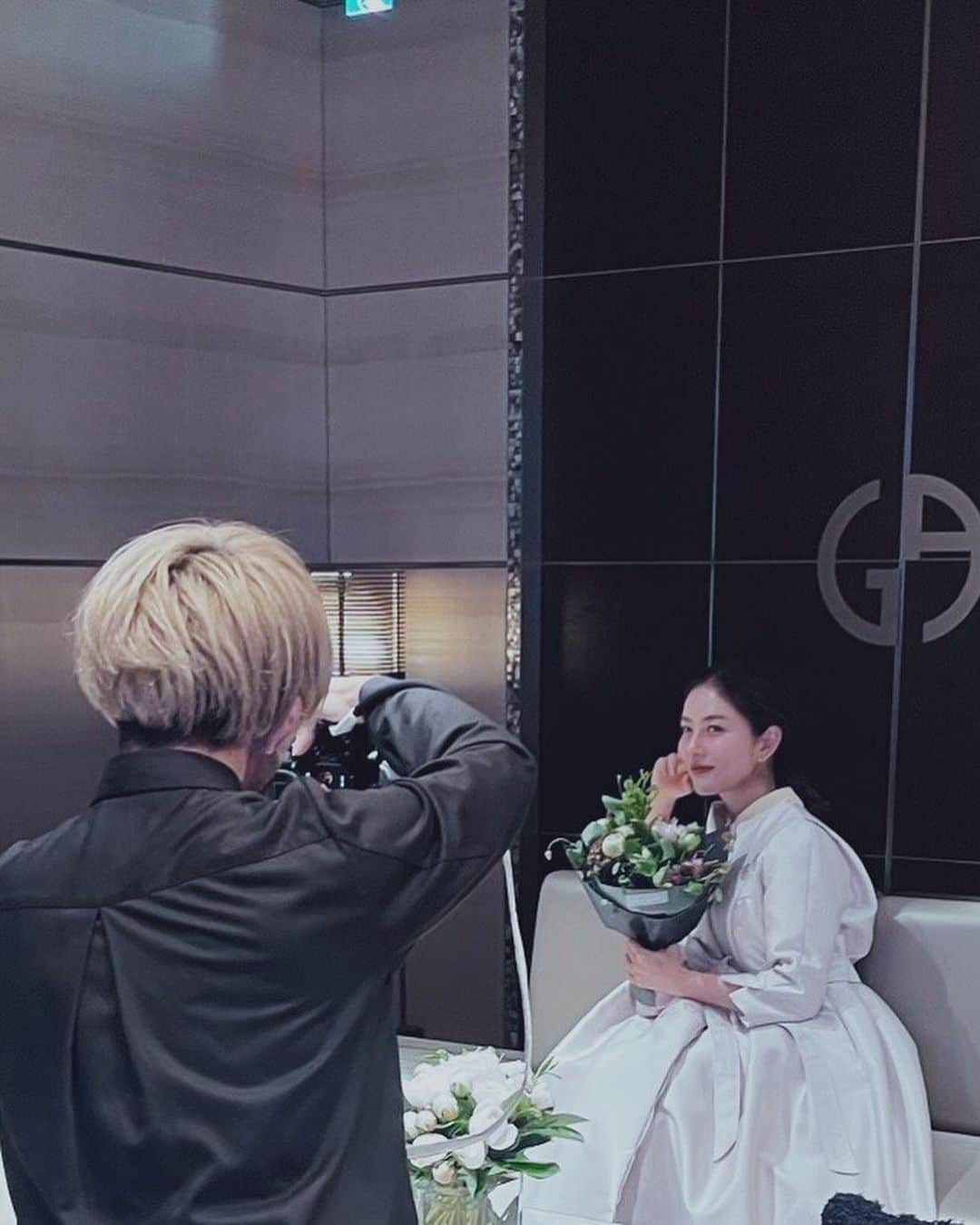 白澤貴子さんのインスタグラム写真 - (白澤貴子Instagram)「I had a great time in the flower-arrangement class by @flowernoritake   昨夕は大好きな則武さんがフラワーアレンジメントのスペシャルワークショップを開催されるとのことで、銀座のアルマーニタワーへ。  今回のイベントはARMANI beauty のフレグランスコレクション、「アルマーニ プリヴェ」によるもの。  今まで買ったお花は家の花瓶に感覚的に入れていただけだったから、ブーケ作りの基本、スパイラルというテクニックを学べてとても勉強になったけれど、とにかく難しかった笑。 同時に、則武さんのセンスがいかに素晴らしいかを改めて実感する良い機会にもなったな。  ちなみに今回のブーケのメインにもなった芍薬は、母の日に贈る花としてフランスでは定番だそう。 実は我が家も、息子からの母の日のプレゼントはここ数年ずっと芍薬。 そのコロンとした蕾から、この上なく華やかな咲き姿、そして崩れるような散り際まですべてが美しいことにすっかり魅了され、私もこうありたい、なんて毎年眺めながら物想いに耽るのが５月の私のお決まり。  アルマーニ プリヴェの一番人気、「ピヴォワンヌ スジョ」も芍薬をメインにしたフラワー系の香りでありながら甘ったるさのない引き締まり方で、爽やかさと芯を感じさせる凛とした香り。  そして、私が最もときめいた、新作の「サンタルダンシャ」と教会を想起させる「オニキス」もおすすめ。  紳士淑女の皆さま、今年の母の日にはフレグランスと芍薬のブーケのセット、なんていう小粋な贈り物 はいかが？  #Armanibeauty #ArmaniPrive #Fragrance #PR」4月25日 11時01分 - takakoshirasawa