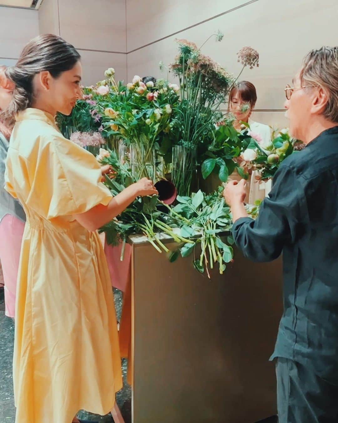 白澤貴子さんのインスタグラム写真 - (白澤貴子Instagram)「I had a great time in the flower-arrangement class by @flowernoritake   昨夕は大好きな則武さんがフラワーアレンジメントのスペシャルワークショップを開催されるとのことで、銀座のアルマーニタワーへ。  今回のイベントはARMANI beauty のフレグランスコレクション、「アルマーニ プリヴェ」によるもの。  今まで買ったお花は家の花瓶に感覚的に入れていただけだったから、ブーケ作りの基本、スパイラルというテクニックを学べてとても勉強になったけれど、とにかく難しかった笑。 同時に、則武さんのセンスがいかに素晴らしいかを改めて実感する良い機会にもなったな。  ちなみに今回のブーケのメインにもなった芍薬は、母の日に贈る花としてフランスでは定番だそう。 実は我が家も、息子からの母の日のプレゼントはここ数年ずっと芍薬。 そのコロンとした蕾から、この上なく華やかな咲き姿、そして崩れるような散り際まですべてが美しいことにすっかり魅了され、私もこうありたい、なんて毎年眺めながら物想いに耽るのが５月の私のお決まり。  アルマーニ プリヴェの一番人気、「ピヴォワンヌ スジョ」も芍薬をメインにしたフラワー系の香りでありながら甘ったるさのない引き締まり方で、爽やかさと芯を感じさせる凛とした香り。  そして、私が最もときめいた、新作の「サンタルダンシャ」と教会を想起させる「オニキス」もおすすめ。  紳士淑女の皆さま、今年の母の日にはフレグランスと芍薬のブーケのセット、なんていう小粋な贈り物 はいかが？  #Armanibeauty #ArmaniPrive #Fragrance #PR」4月25日 11時01分 - takakoshirasawa