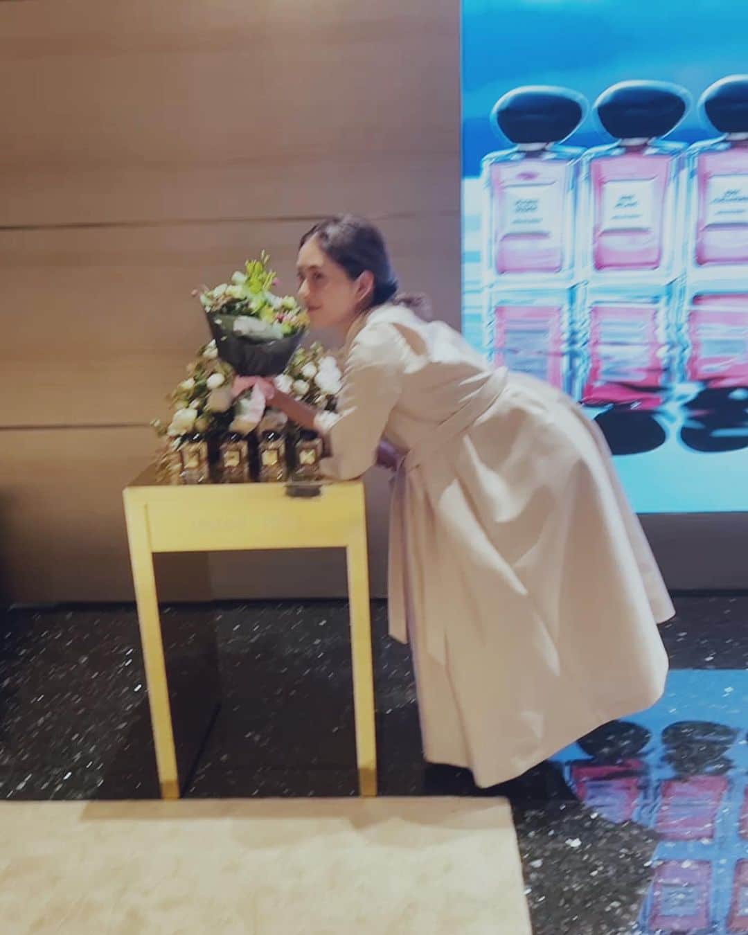 白澤貴子さんのインスタグラム写真 - (白澤貴子Instagram)「I had a great time in the flower-arrangement class by @flowernoritake   昨夕は大好きな則武さんがフラワーアレンジメントのスペシャルワークショップを開催されるとのことで、銀座のアルマーニタワーへ。  今回のイベントはARMANI beauty のフレグランスコレクション、「アルマーニ プリヴェ」によるもの。  今まで買ったお花は家の花瓶に感覚的に入れていただけだったから、ブーケ作りの基本、スパイラルというテクニックを学べてとても勉強になったけれど、とにかく難しかった笑。 同時に、則武さんのセンスがいかに素晴らしいかを改めて実感する良い機会にもなったな。  ちなみに今回のブーケのメインにもなった芍薬は、母の日に贈る花としてフランスでは定番だそう。 実は我が家も、息子からの母の日のプレゼントはここ数年ずっと芍薬。 そのコロンとした蕾から、この上なく華やかな咲き姿、そして崩れるような散り際まですべてが美しいことにすっかり魅了され、私もこうありたい、なんて毎年眺めながら物想いに耽るのが５月の私のお決まり。  アルマーニ プリヴェの一番人気、「ピヴォワンヌ スジョ」も芍薬をメインにしたフラワー系の香りでありながら甘ったるさのない引き締まり方で、爽やかさと芯を感じさせる凛とした香り。  そして、私が最もときめいた、新作の「サンタルダンシャ」と教会を想起させる「オニキス」もおすすめ。  紳士淑女の皆さま、今年の母の日にはフレグランスと芍薬のブーケのセット、なんていう小粋な贈り物 はいかが？  #Armanibeauty #ArmaniPrive #Fragrance #PR」4月25日 11時01分 - takakoshirasawa