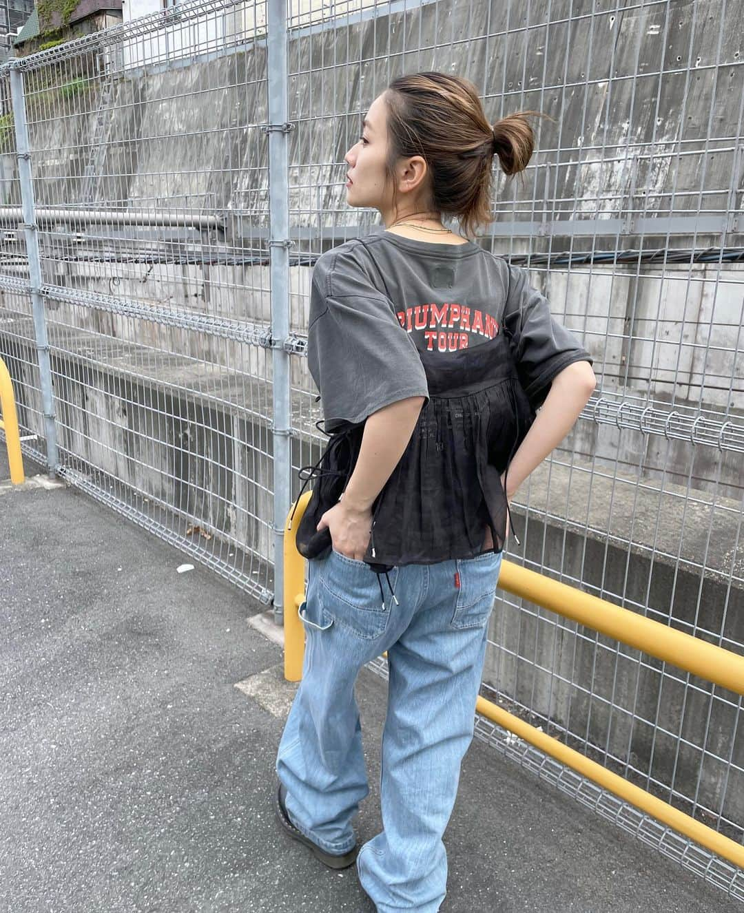 Ungrid staff snapさんのインスタグラム写真 - (Ungrid staff snapInstagram)「特設サイト人気SET！_________  特別受注会開催！ 4.25(tue) 12:00-4.27(thu) 23:59  WEBで完売しているコットンオーガンジーキャミと夏の大ヒットTシャツがSET価格で5月末お届け！  #ツアーロゴルーズTee × #コットンオーガンジーキャミ  ⬇︎ ¥1,750 OFF🔥  _________________  1-4枚目 @ran_tachibana_ 155cm Fサイズ / ブラック  5-6枚目 @suzuka_akimoto_ 155cm Fサイズ /オフホワイト  7-9枚目 @chisa_nagatgni_ 159cm Fサイズ /オレンジ . . . 特設サイト @ungrid_official TOP URLから詳細はチェックいただけます🔗  @ungrid_official  @ungrid_staffsnap #ungrid #ungrid_staffsnap #snap #ファッションスナップ #coordinate #code #ootd  #コーデ #コーディネート  #今日の服 #今日のコーデ#大人カジュアル#カジュアル#デニムコーデ #夏コーデ #シアートップス #シアー #ツアーtシャツ」4月25日 11時01分 - ungrid_staffsnap