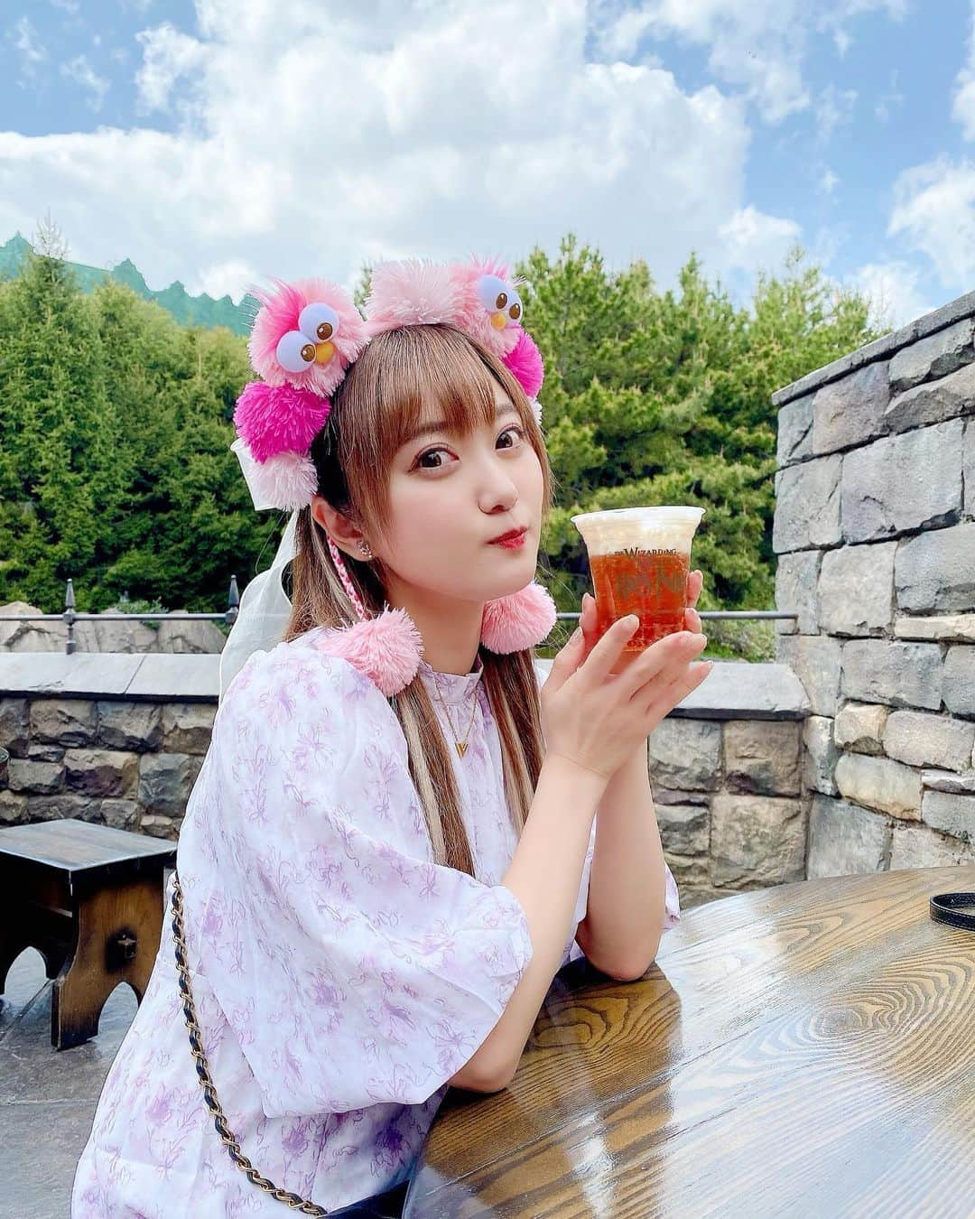 松本ゆんのインスタグラム：「🍻🌈❤️💕 おはようございます🌤 #goodmorning  今日も頑張りまっしょう🦋✨  バタービール大好き😘💕💕 めちゃくちゃ甘いけど(｡･ω･｡) ハリポタエリアきたら必ず飲む❤️  #ホグワーツ #ホグワーツ魔法魔術学校 #ハリーポッター #ユニバ #バタービール #ユニバーサルスタジオジャパン #ユニバコーデ #大阪 #大阪観光 #universalstudios #japan #osaka #harrypotter #travel #followｍe #travelphotography #hogwartsismyhome #グラビア #グラドル #イベントコンパニオン #コンパニオン #松本ゆん」