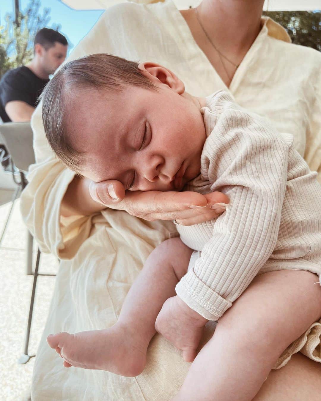 グラント・アーヴァインのインスタグラム：「8 weeks with a miniature version of my husband」