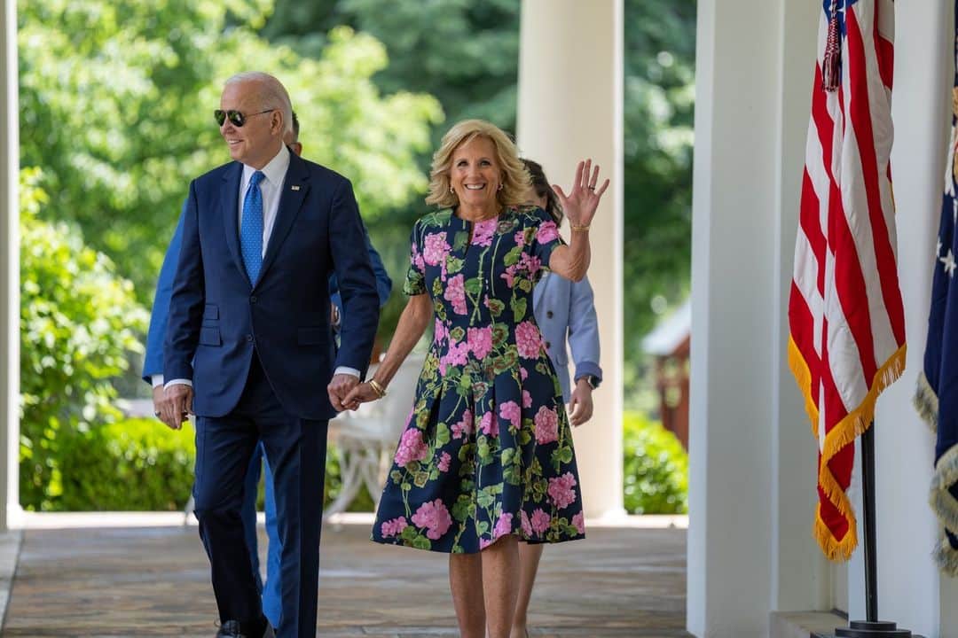 The White Houseさんのインスタグラム写真 - (The White HouseInstagram)「President Biden and the First Lady walk into the 2023 Teacher of the Year celebration on April 24, 2023.」4月25日 12時00分 - whitehouse