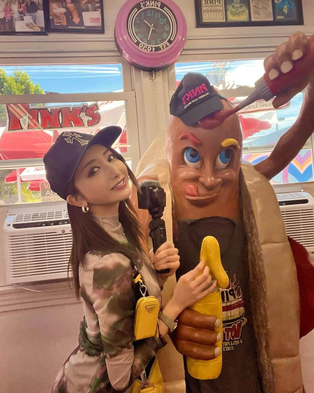 メイサさんのインスタグラム写真 - (メイサInstagram)「pink's hot dogs  店内も可愛いし味も色々とあって美味しかった〜🤍  #メイサ#ロサンゼルス#親娘旅#旅好きな人と繋がりたい #たびじょ#メゾンドボーテ#ノンアルホステス#本当に売れてて可愛いキャバ嬢はメゾンドボーテ #japanesegirl #셀카#셀카그램#셀카놀이#셀카타임#攝影#旅遊攝影#攝影師#互惠」4月25日 11時11分 - meisa_0728