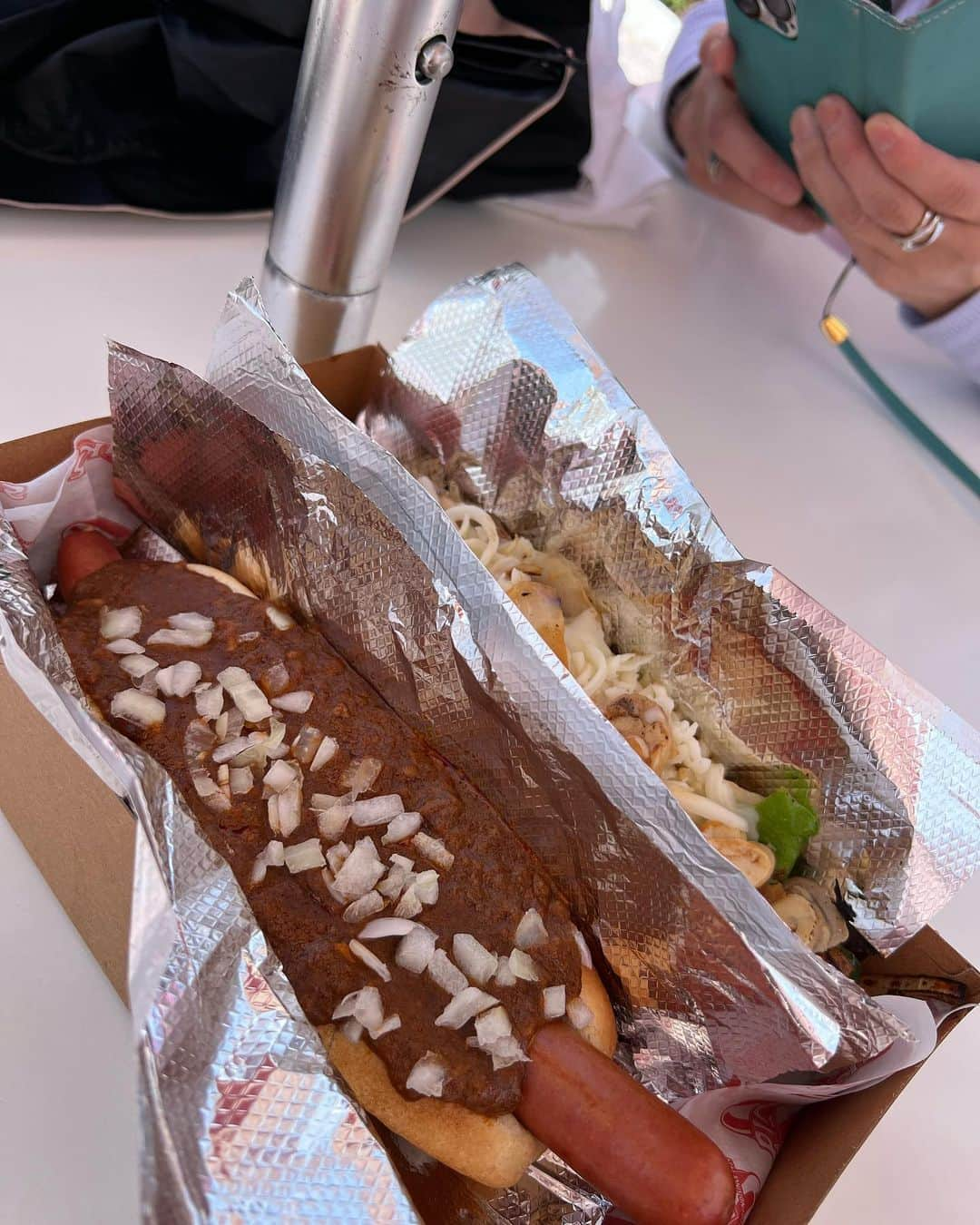 メイサさんのインスタグラム写真 - (メイサInstagram)「pink's hot dogs  店内も可愛いし味も色々とあって美味しかった〜🤍  #メイサ#ロサンゼルス#親娘旅#旅好きな人と繋がりたい #たびじょ#メゾンドボーテ#ノンアルホステス#本当に売れてて可愛いキャバ嬢はメゾンドボーテ #japanesegirl #셀카#셀카그램#셀카놀이#셀카타임#攝影#旅遊攝影#攝影師#互惠」4月25日 11時11分 - meisa_0728