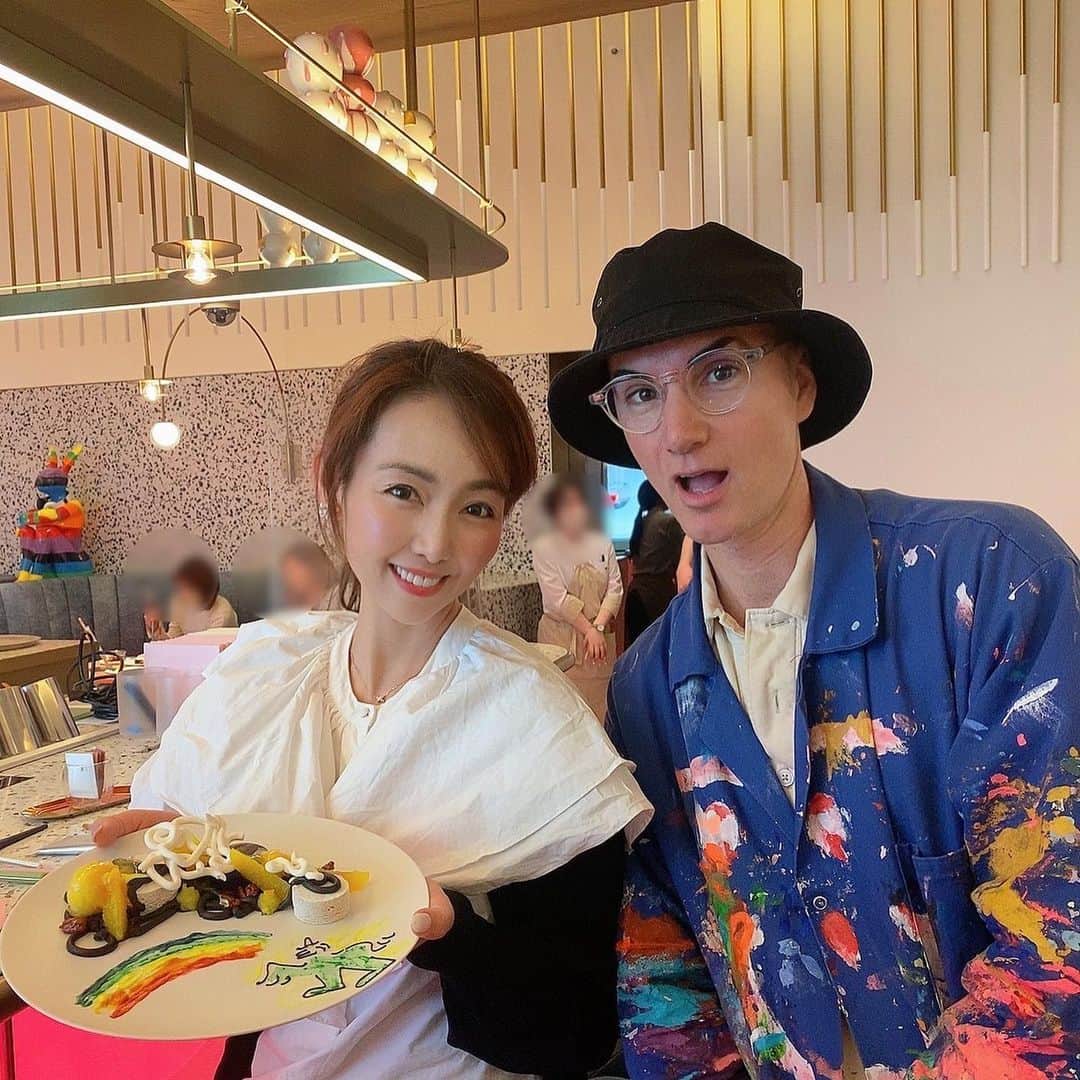 澤野井香里のインスタグラム：「5月15日まで期間限定で#W大阪 1Fの【Mix-up】で開催中の「ルーカス イン ザ カフェ」のレセプションへ╰(*´︶`*)╯  フランス🇫🇷の人気アーティスト👩‍🎨ルーカスの人気キャラクター〝GusGus〟のイラストが描かれたスイーツプレートに、絵の具に見立てたカラーチョコレート🎨で自由にペイントしてから頂けて、遊び心があるとっても楽しいカフェ🥰  アートな外観や店内もとってもオシャレで、とっても気さくなルーカスとおしゃべりできたり、目の前で大胆に描くライブパフォーマンスを見れたりしてワクワクが止まらない＾＾💫  彼の作品の動物に目👀がないのは、それぞれの見る人にイメージして欲しいからだそう💡  オレンジとジンジャーのスイーツやチョコの絵の具まで全部美味しくて、フリーフローのドリンクでゆっくり楽しめてオススメ😆  📍【ルーカス イン ザ カフェ】☕️🎨  大阪市中央区南船場４丁目１−３　 W osaka 1F アート・ペストリー・バー「MIXup」 ☎︎ 06-6484-5812 5月15日（月）まで 11:30～18:00  @wosakahotel @lucas_beaufort   ●ART to PLATE（アート トゥ プレート） ルーカスのアート作品からインスピレーションを得た、絵の具に見立てたチョコレートを使いプレートに絵を描くことが出来る期間限定スイーツ。  🍰オレンジと生姜のマルムラード/ エスプレッソパルフェ/ 竹炭のチョコレートクリーム/ ヘーゼルナッツムース 🎨６色の絵の具 （ラズベリー/ アプリコットフレーズ/ パッションフルーツマンゴー/ ピスタチオ/ カシスオレンジ/ ホワイトチョコレート） ※コーヒー、紅茶のフリーフロー付き ¥2,700 （税サ込）    #ks_23✨  #ks_osaka✨ #大阪 #本町 #心斎橋 #Wホテル #ルーカスインザカフェ #コラボカフェ #大阪グルメ #大阪カフェ #心斎橋カフェ #ホテル女子会 #osaka #whotel #whotelosaka #mixuposaka #🍴 #🎨 #🇫🇷 #🍰 #☕️」