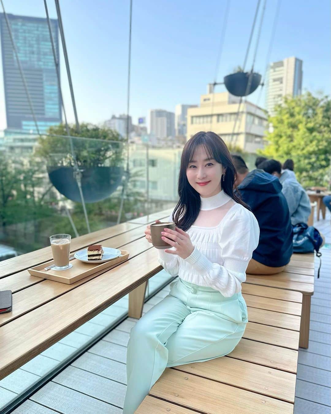 村上麻衣のインスタグラム：「☕️STARBUCKS RESERVE® ROASTERY TOKYO☕️ スターバックス　リザーブ　ロースタリー東京  ずっと行ってみたかったここに、やっと行けた🤍  日本に数あるスターバックスの店舗の中でも、ロースタリー（焙煎機）がある唯一のお店です。 2枚目☜大きいわぁー👀  4階建で、各階ごとに色々特徴があって面白かったです✨  コーヒー豆もたくさんの種類があるので、詳しい人ならもっと楽しめるんだろうな🤍  コーヒーは千円くらいするから 普通のスタバとはちょっと違います。笑 ティラミス美味しかったです😋  #スターバックスリザーブロースタリー東京 #スタバ #中目黒 #中目黒カフェ #東京散歩 #東京カフェ #tokyo」
