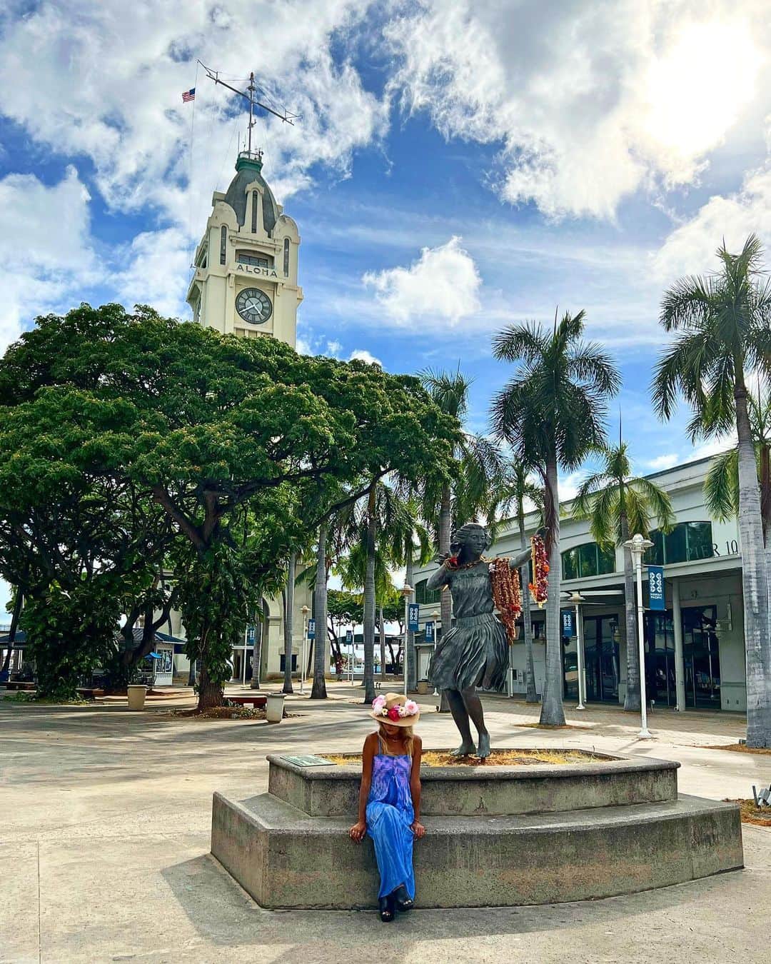 shihoのインスタグラム：「💚🌺💚🌺💚 ・ 📍Aloha Tower ・ #hawaii#islandofoahu#oahu#ハワイ#trip #オアフ島#travel#loco_hawaii#travel_jp #funtorip#タビジョ#旅MUSE#genic_travel #genic_mag#たびねす#旅行#genic_hawaii #alohatower#honolulu#aloha#oahuhawaii #tabijyomap_hawaii#lealeahawaii#2023」
