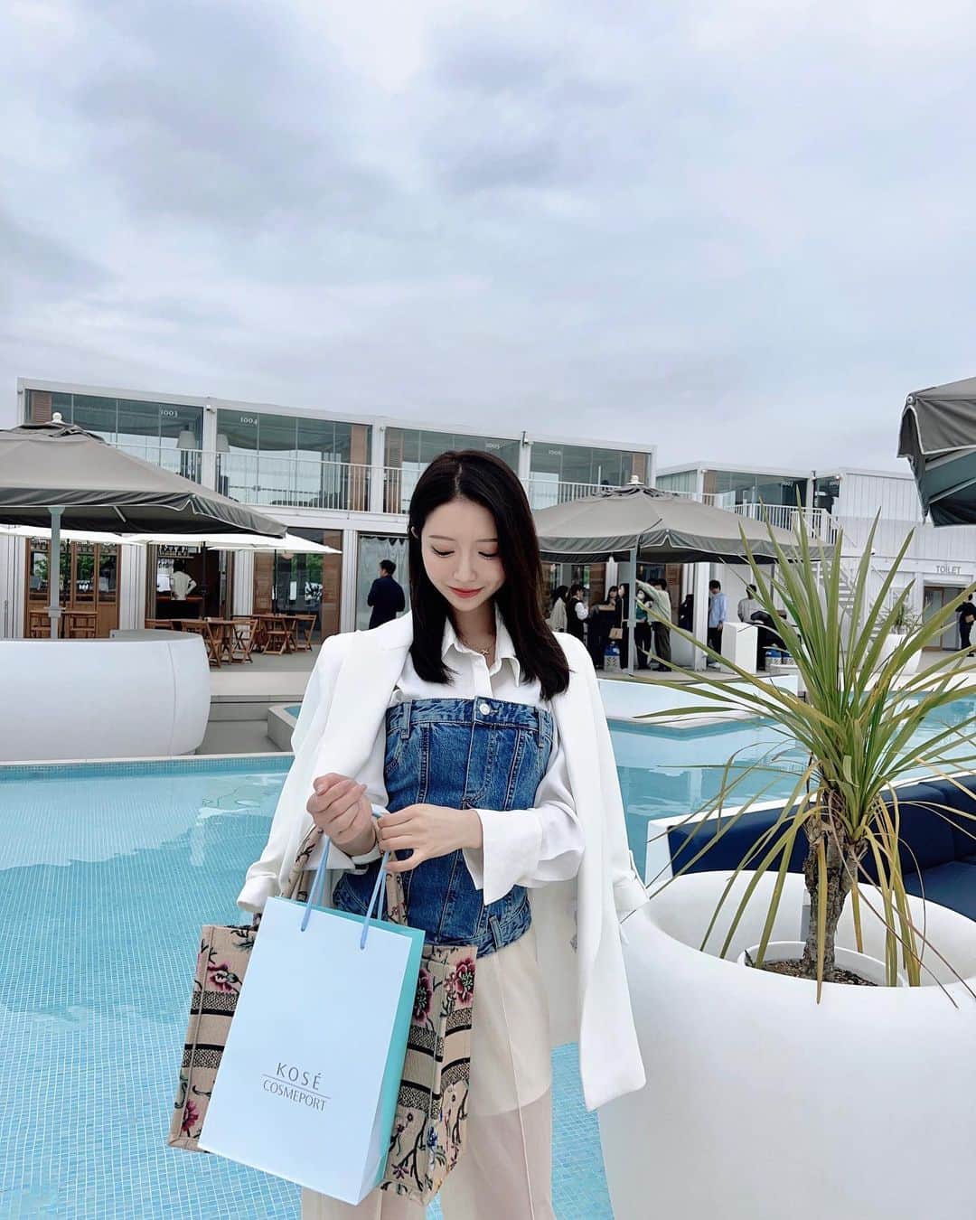 AYUのインスタグラム：「日焼け止めは大体KOSEのサンカットシリーズを使っています☀️  ▫️塗り直しに便利なスプレータイプ ▫️つけ心地が軽くて気持ちいいムースタイプ ▫️化粧水感覚で塗れるミストタイプ ▫️トーンアップもできるクリームタイプ ▫️手を汚さずに塗れるスティックタイプ  用途に合わせて選べるだけじゃなく、安心の効果と塗り心地の良さも嬉しいポイントです⸜(๑’ᵕ’๑)⸝  #kose#サンカット#コーセー#日焼け止め#pr」