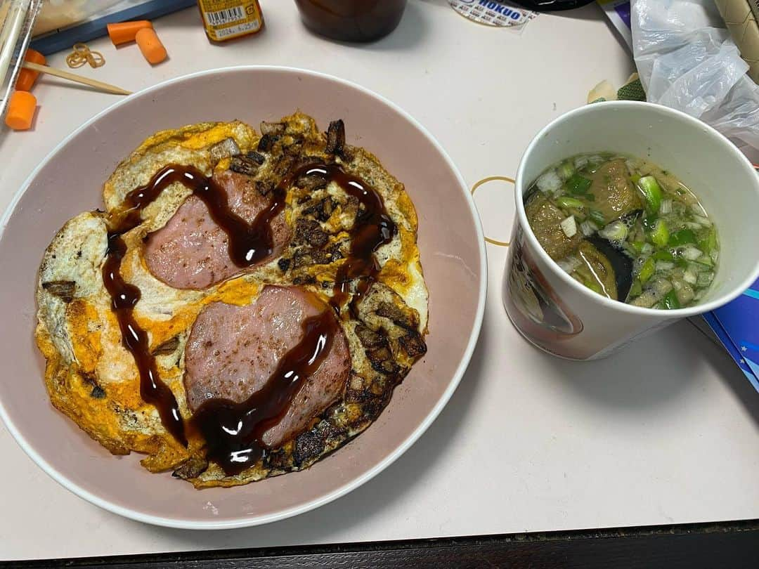 クロちゃんのインスタグラム：「朝ごはん  タマネギたまごエッグ 味噌汁」