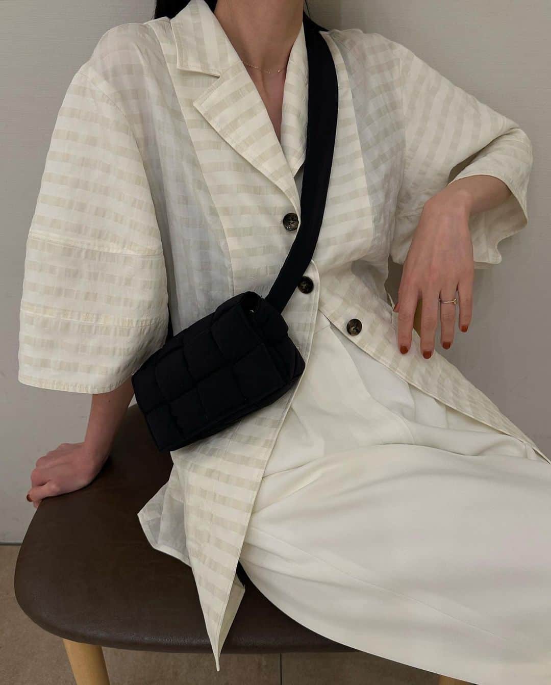 clane_officialのインスタグラム：「■NEW ARRIVAL 4月25日(火)発売アイテムをご紹介。  構築的な袖に仕上げたレディーライクなシルエットがポイントのデザインシャツ。横に切り替えを入れ、2枚仕立てで仕上げる事でボリューム感のある袖に仕上げました。  女性らしいラインの細身シルエットで、メリハリをつけて開衿デザインでカジュアルさをプラスしました。ポケットはボトムスにインした時でもウエストから出てこない高めの位置に設定しました。  表情のあるギンガムチェック素材を使用した1枚で映えるデザインで、トップスとしても羽織りとしても着用できるアイテムです。  ✔︎ GINGHAM CHECK DOME SLEEVE SHIRT ¥26,400 カラー：アイボリー、ブラック  #CLANE」